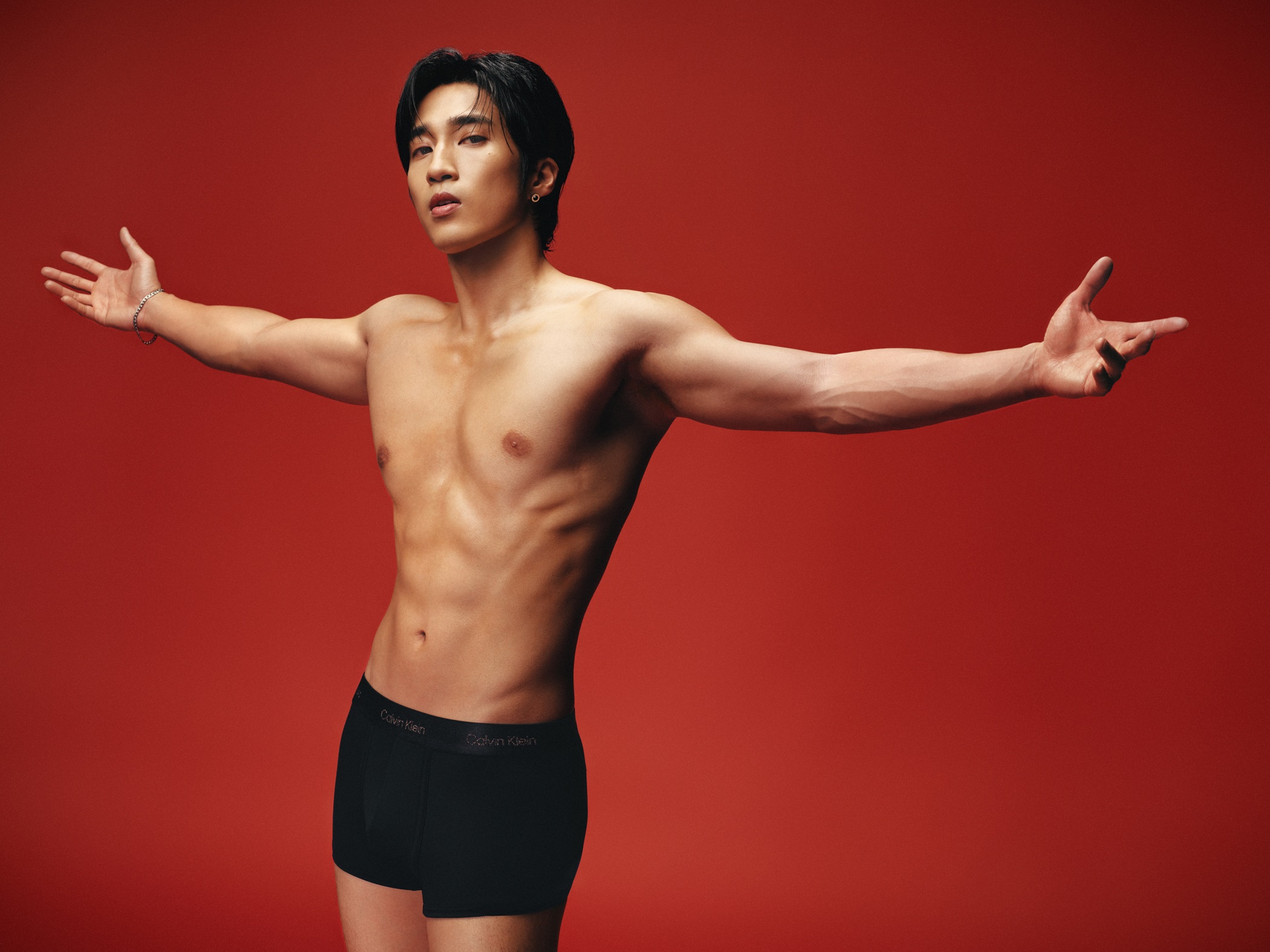 休息空檔同步「操肌」的婁峻碩完全沒有喘息空間。（圖／Calvin Klein提供）