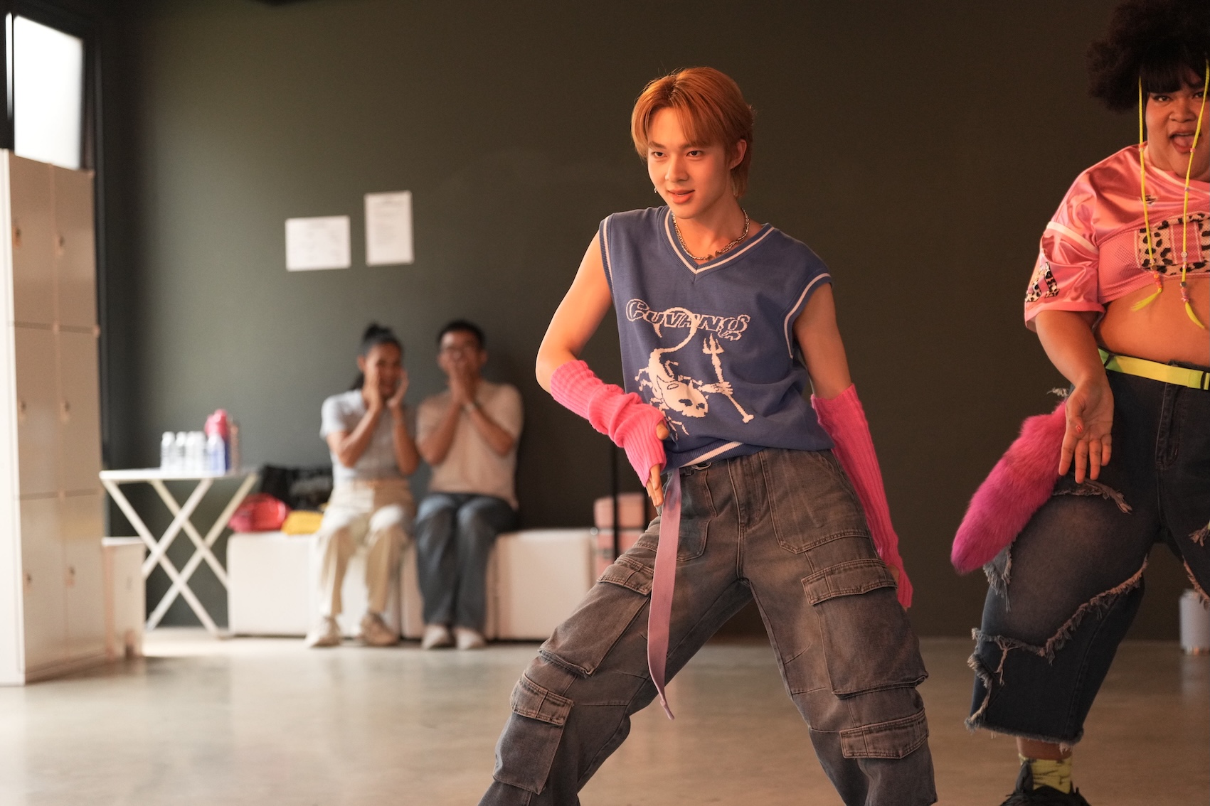 形象清純的NuNew接演本片被激發喜劇魂。（圖／威視提供）