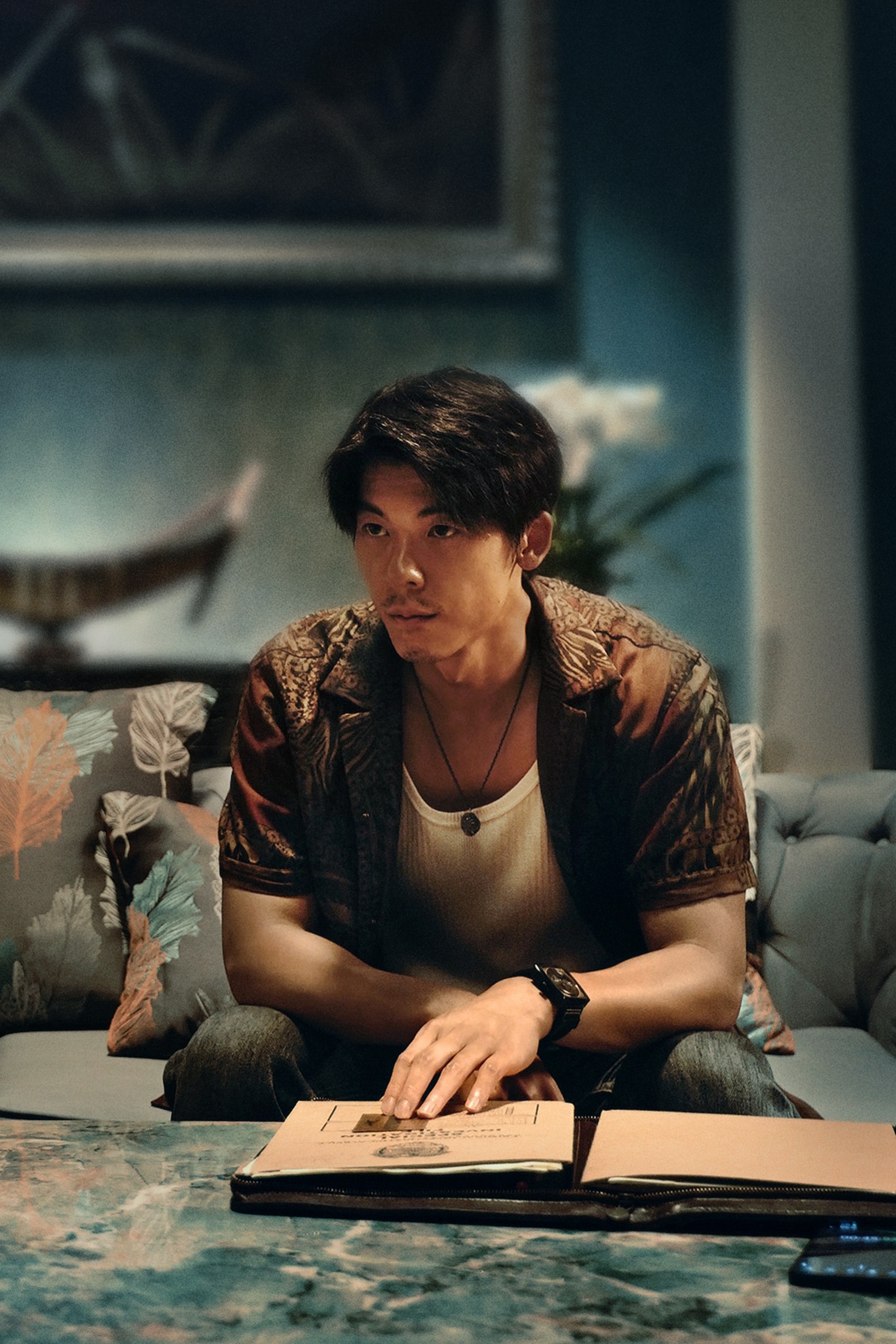 許光漢拍《瞞天過海》時，天天拿著整部電影對白的手抄本。（圖／緯來電影台提供）