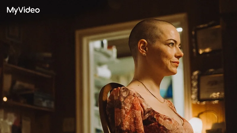 艾瑪史東以《暴蜂尼亞》入圍奧斯卡影后。(圖/台灣大哥大MyVideo提供)