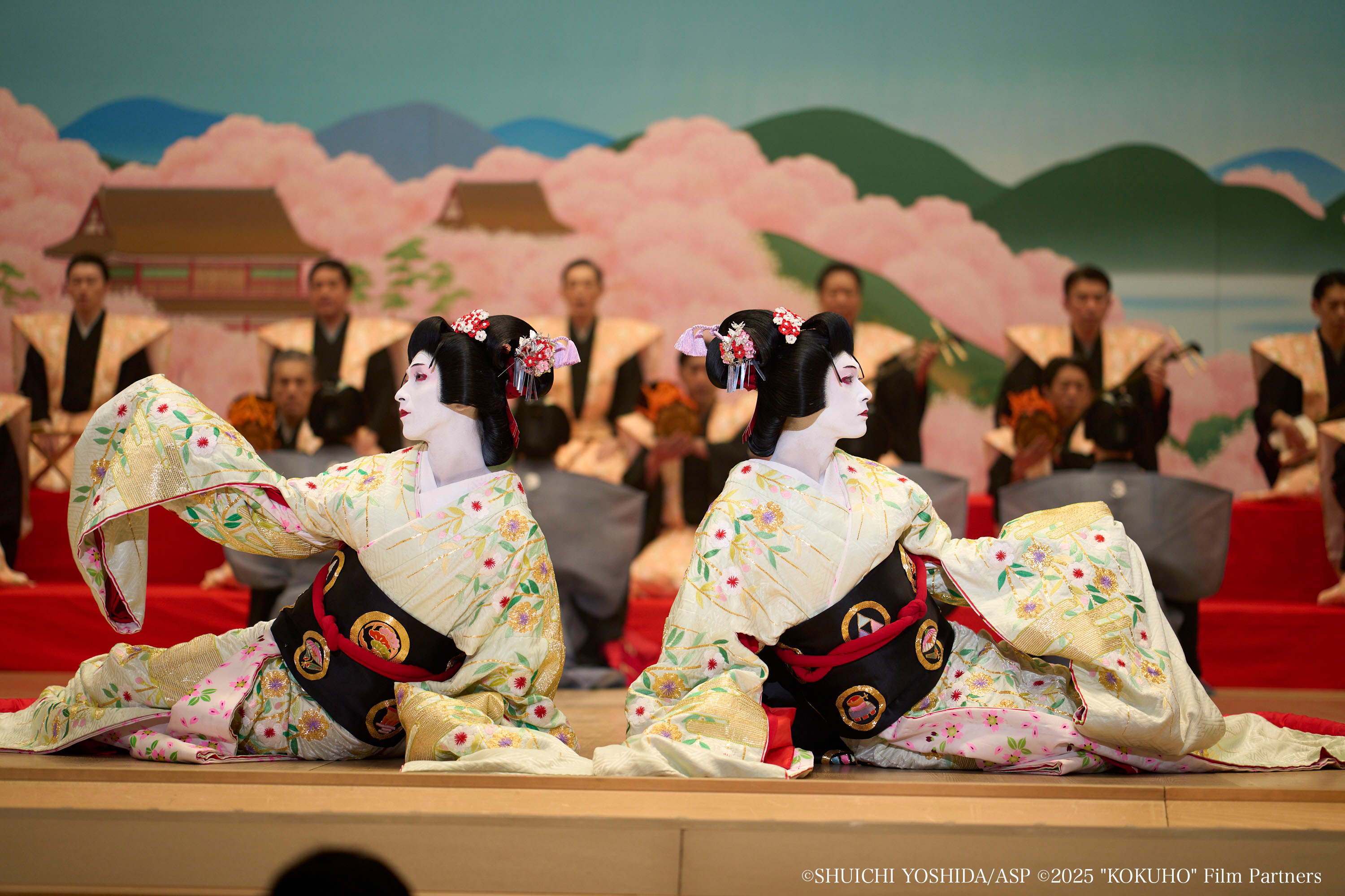 《國寶》以日本歌舞伎為背景,描寫橫跨半世紀的極致求藝人生。(圖/傳影互動提供)