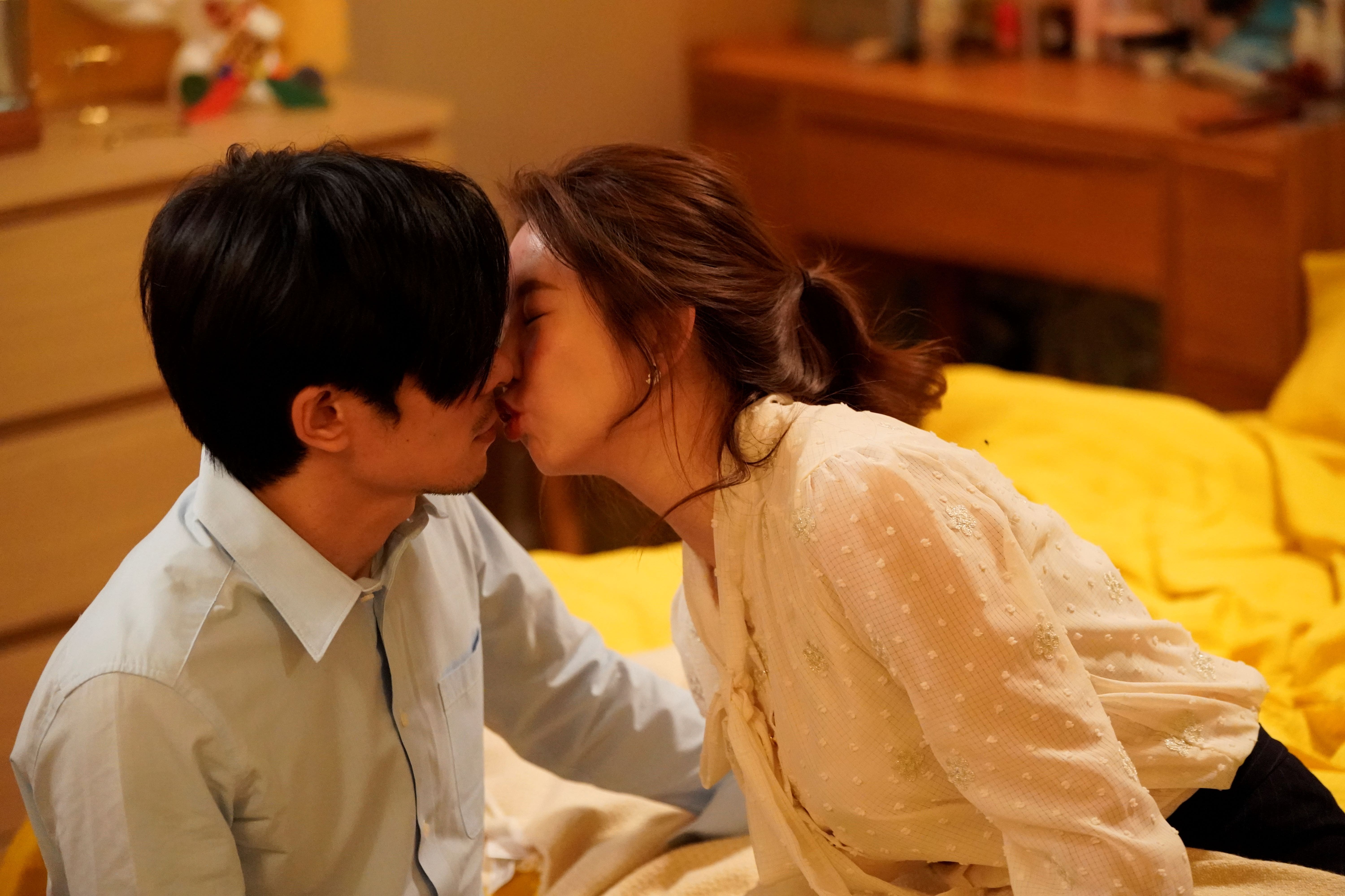 郭書瑤發酒瘋「強吻」姚淳耀，哭喊：「談戀愛怎麼這麼難」。（圖／彼此影業提供）