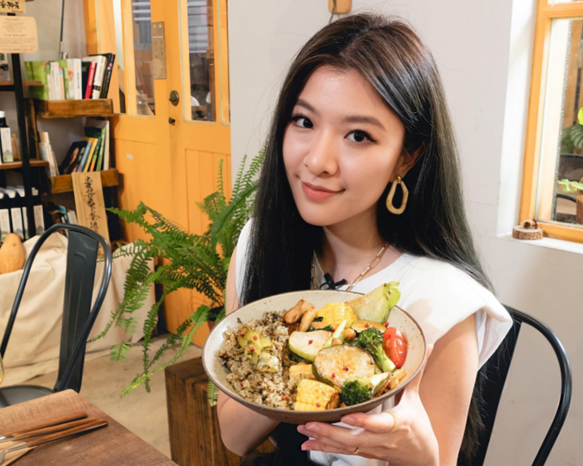 關詩敏擔任TaiwanPlus原創蔬食節目《Veggie Island》主持人。(圖/TaiwanPlus提供)