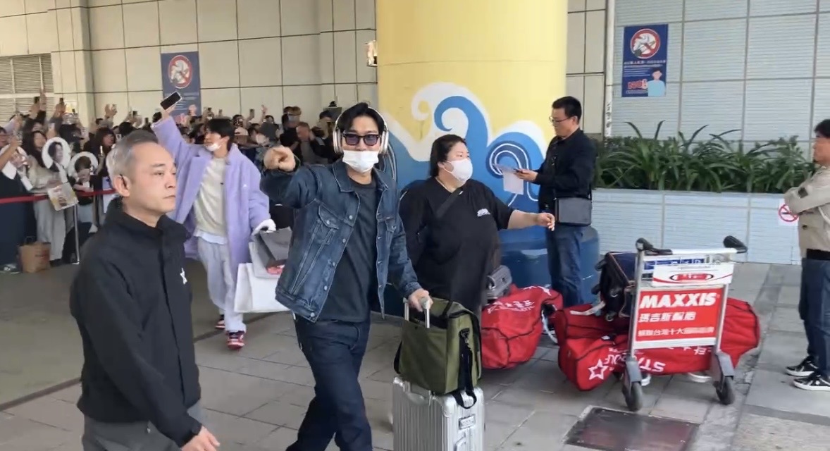 SUPER JUNIOR始源、利特開心與接機粉絲揮手打招呼。（圖／攝影組）