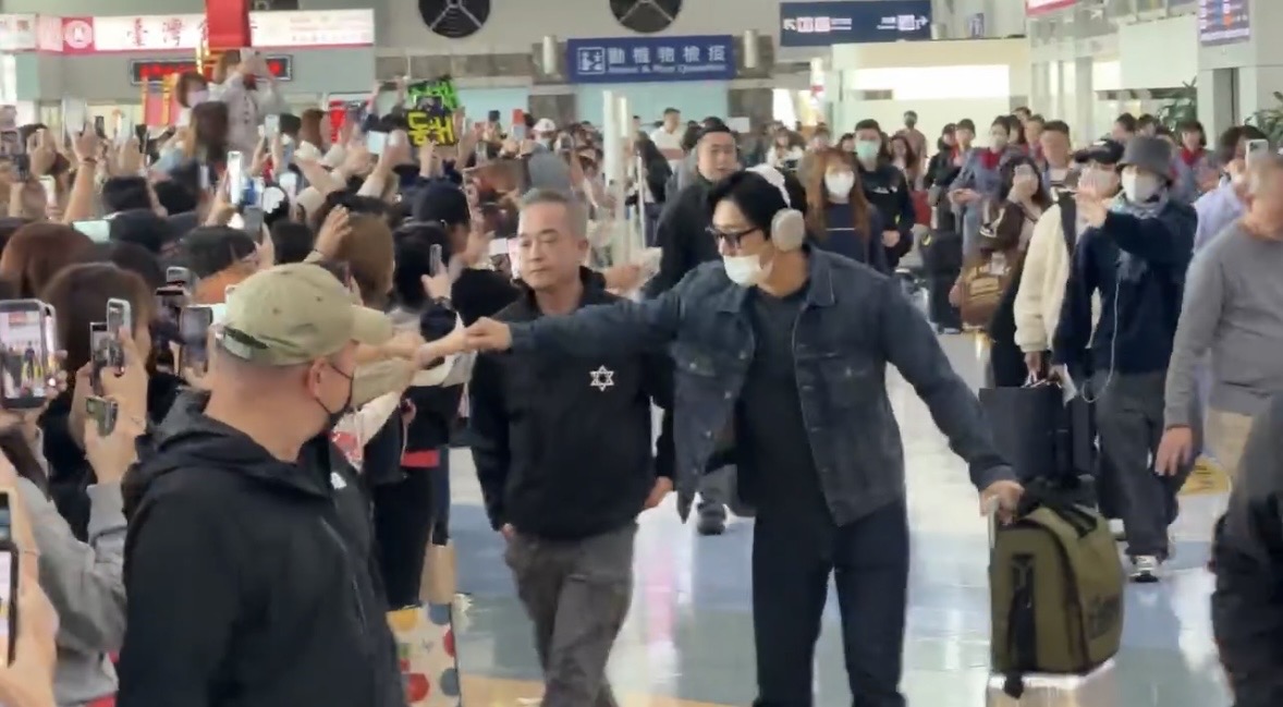 SUPER JUNIOR始源與幸運粉絲碰拳。（圖／攝影組）