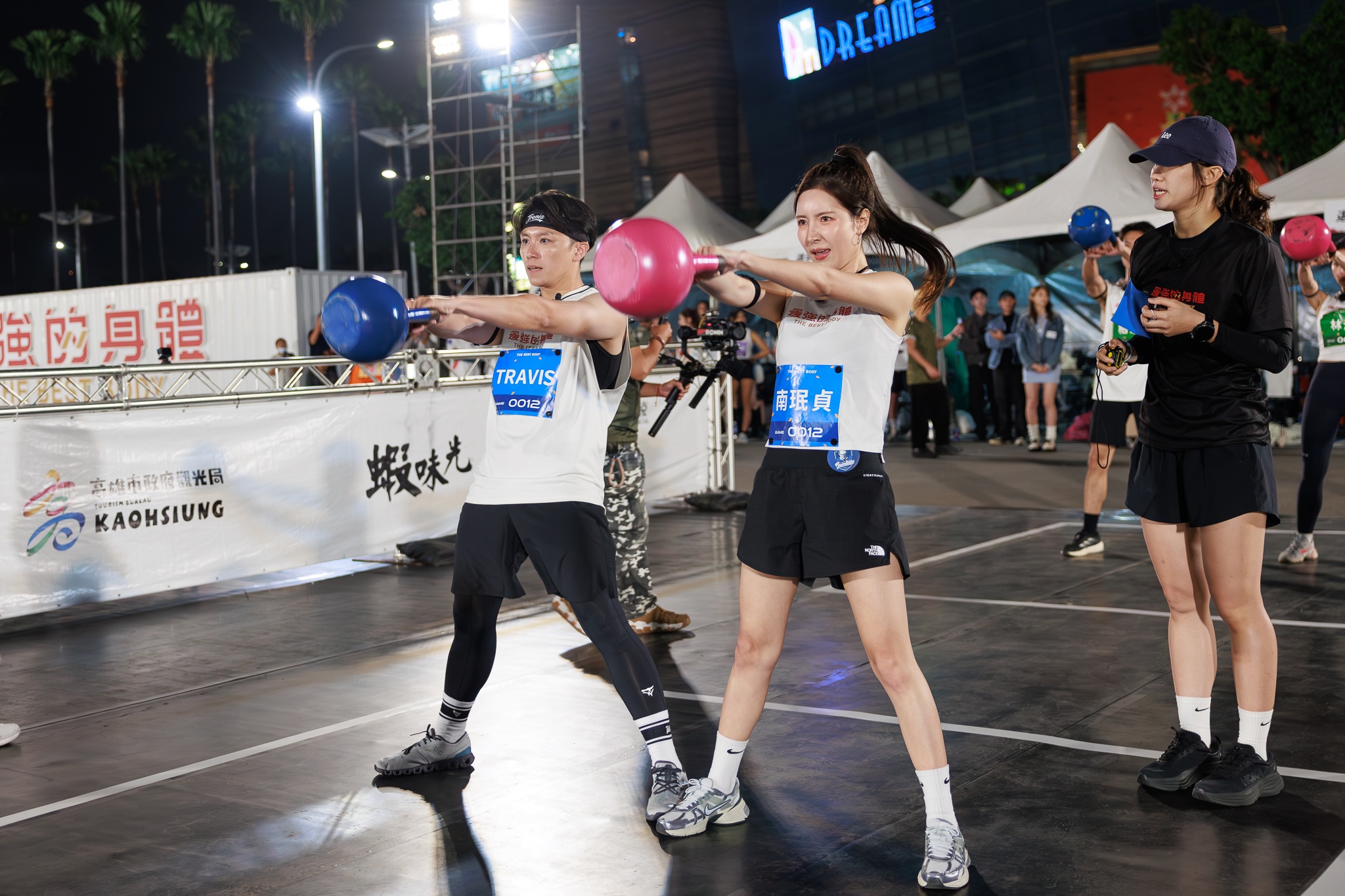 啦啦隊女神南珉貞（右）、富邦悍將團長TRAVIS。（圖／好看娛樂提供）