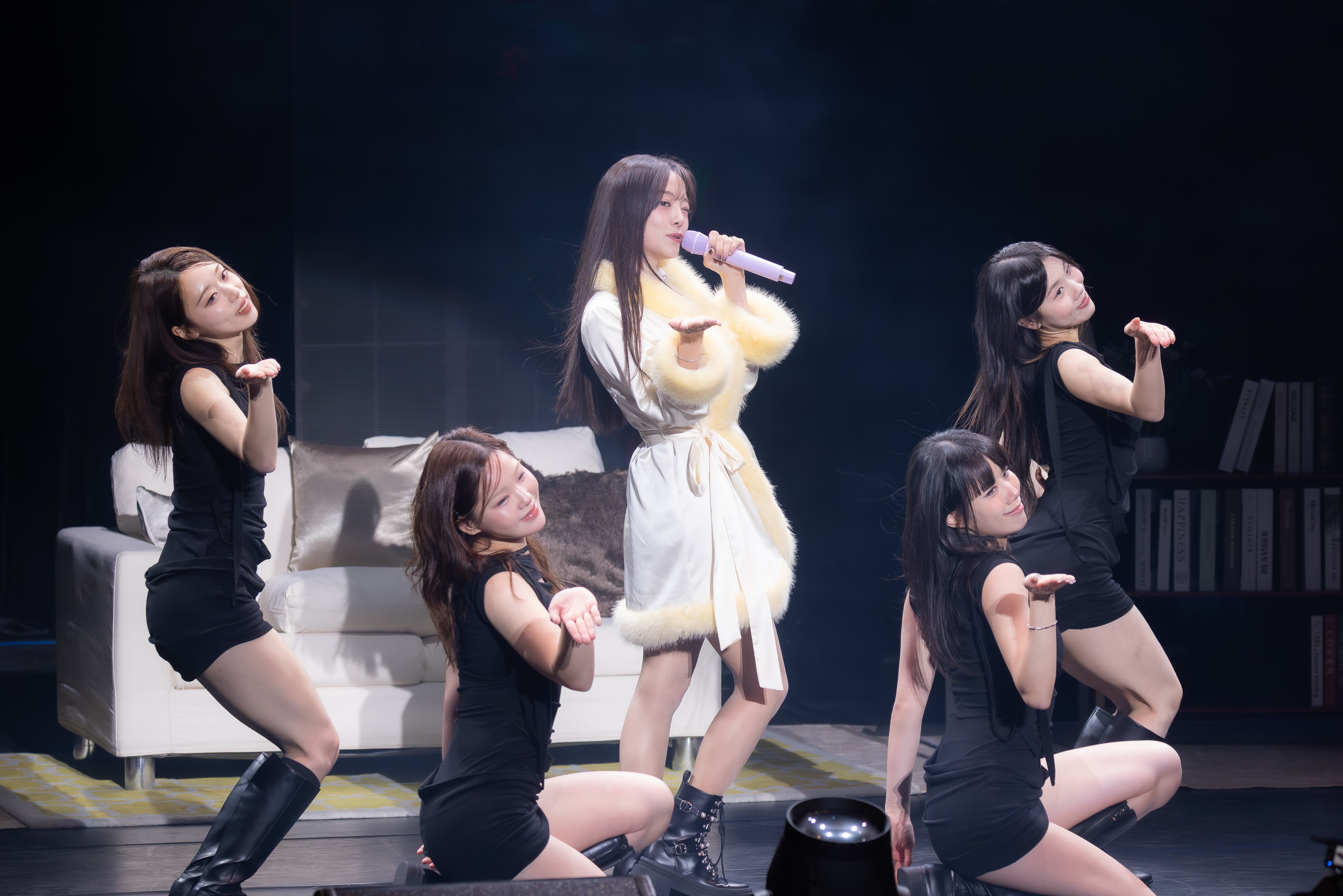 金世正來台舉辦FAN CONCERT，穿上浴袍開場獻唱〈Something New〉。（圖／讀者提供）