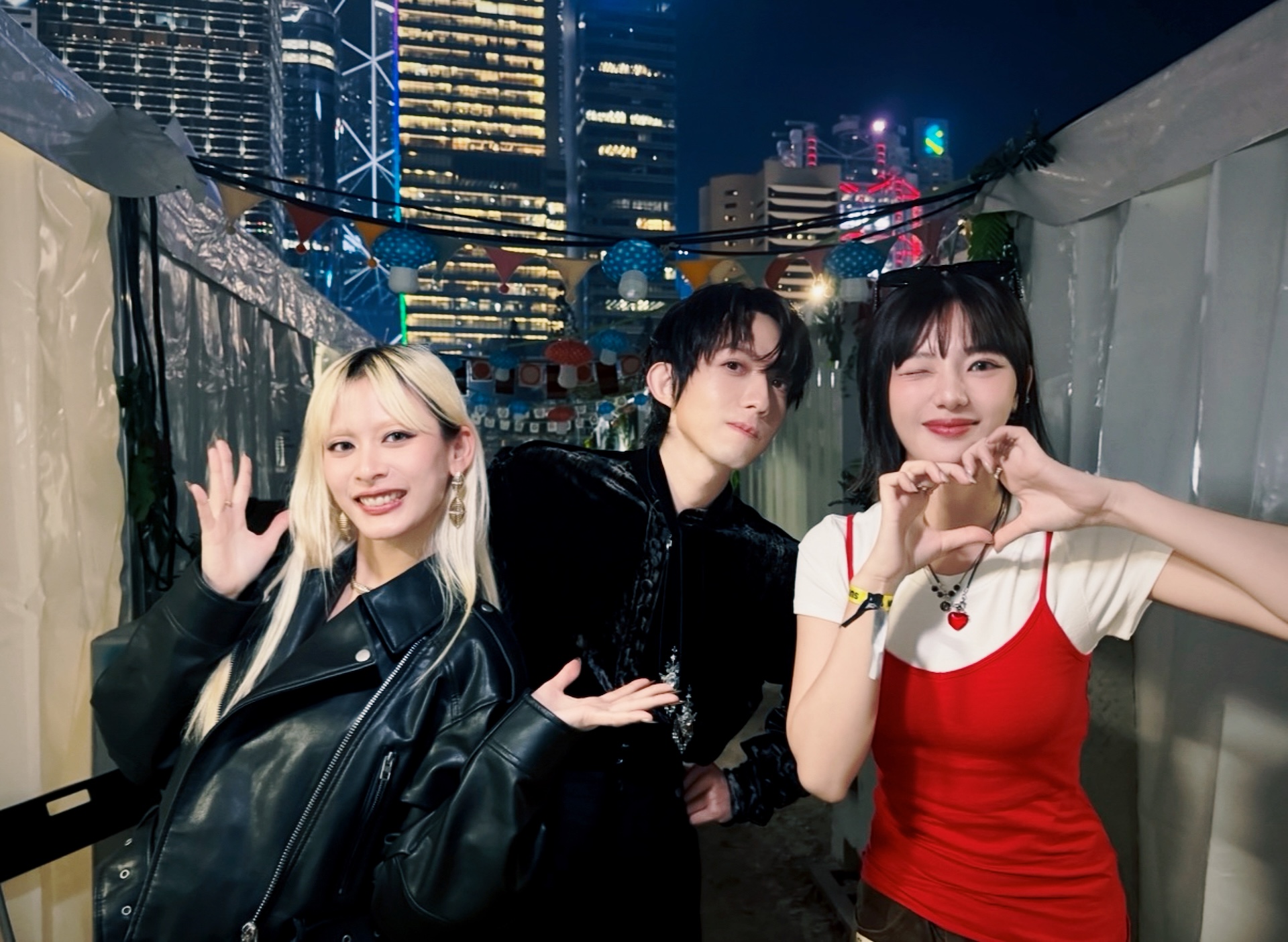 木木（右起）和林宥嘉、JUD 陳泳希一起在香港。（圖／華研國際提供）
