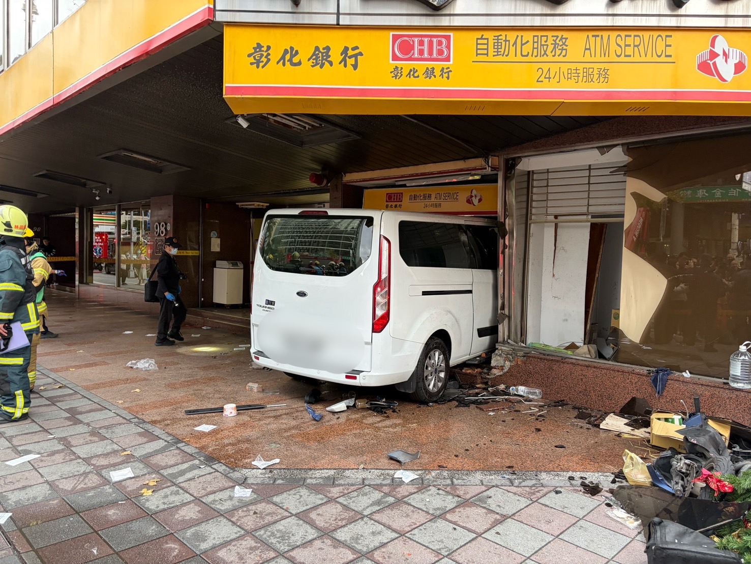三立採訪車突衝撞進彰化銀行。(圖/警方提供)