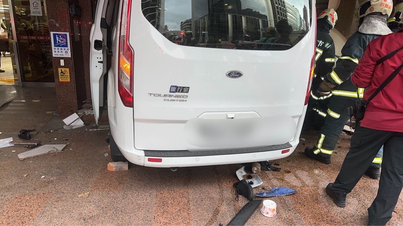 三立採訪車突衝撞進彰化銀行。(圖/警方提供)