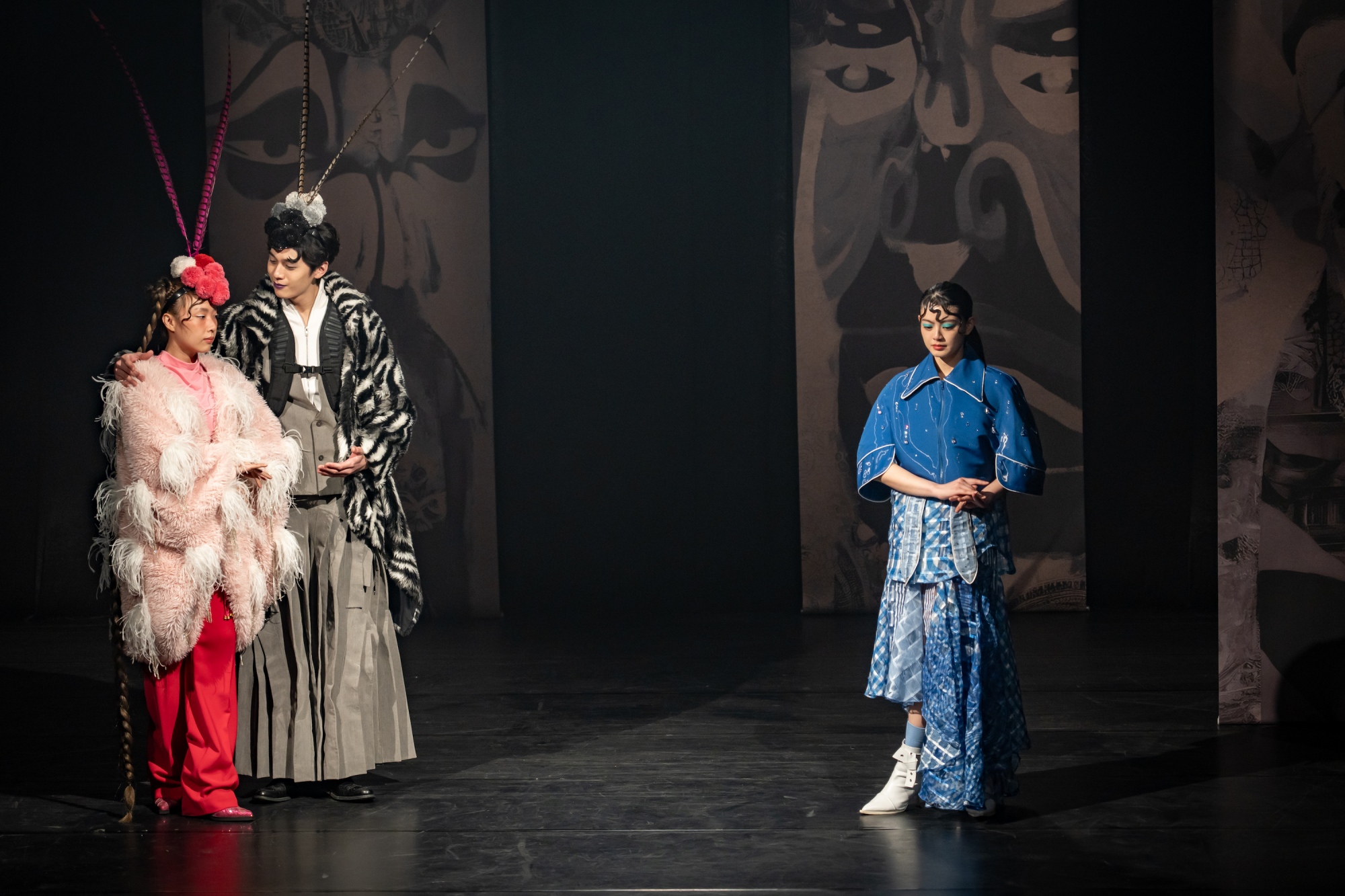 《啵me之我的青春住了鬼》李雪在現代版《寶釧》飾演代戰公主，顏廷儒和陳昱廷分別飾演薛平貴和王寶釧。（圖／風暴國際提供）