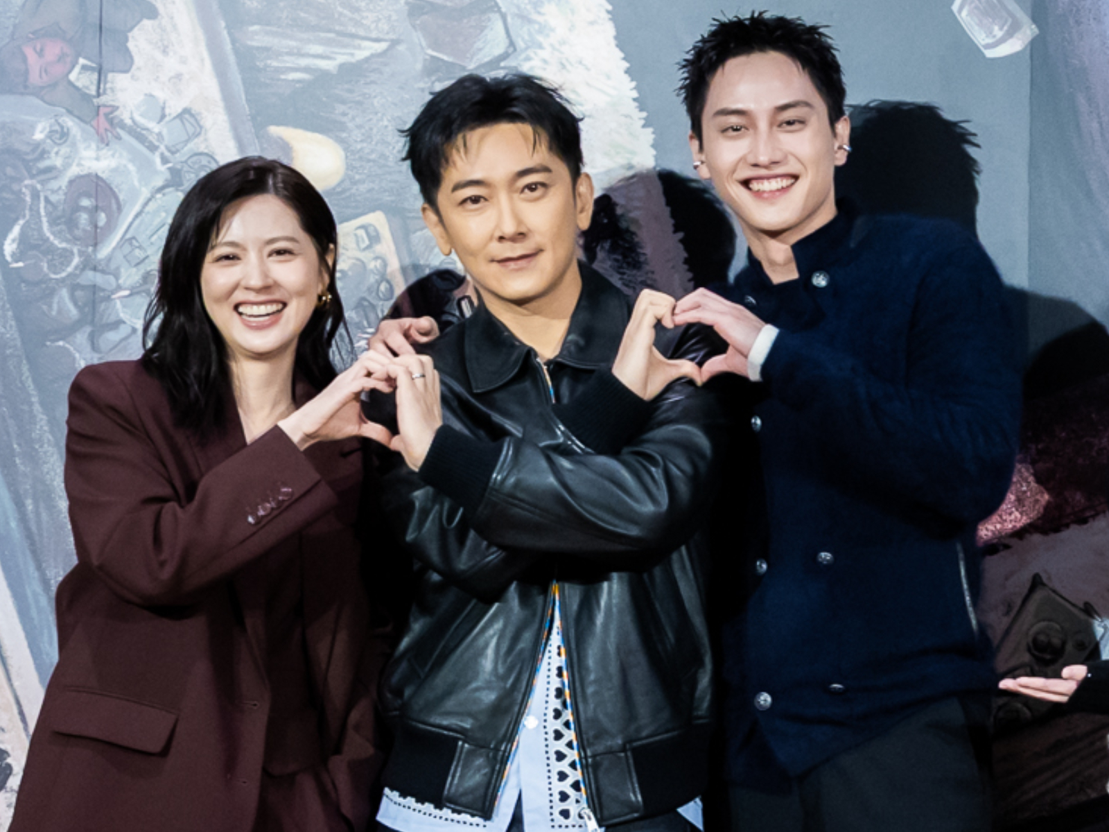 林予晞(左起)、施名帥、范少勳交叉比愛心。(圖/Disney+提供)