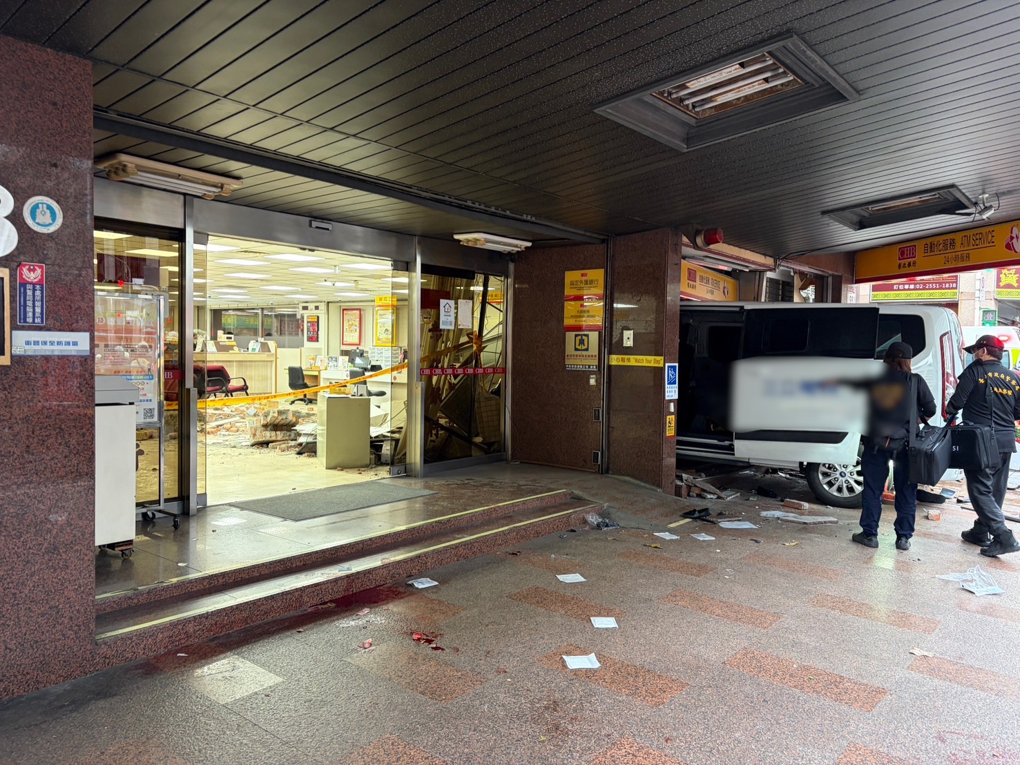 三立採訪車撞進銀行釀10傷。(圖/警方提供)