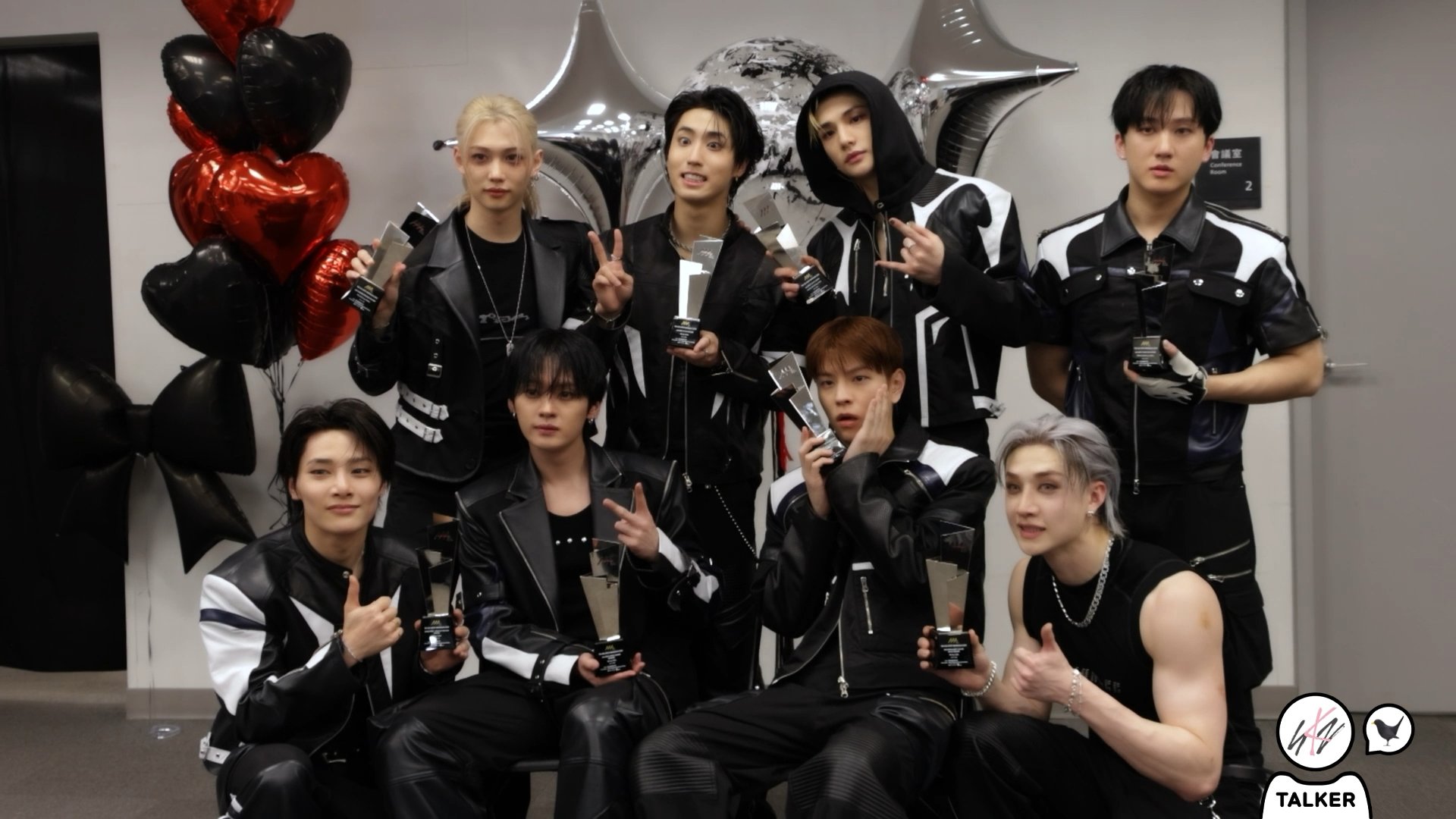 NEXZ 感謝Stray Kids成員Felix(後排左一)的暖心鼓勵。(圖/翻攝自Stray Kids X)