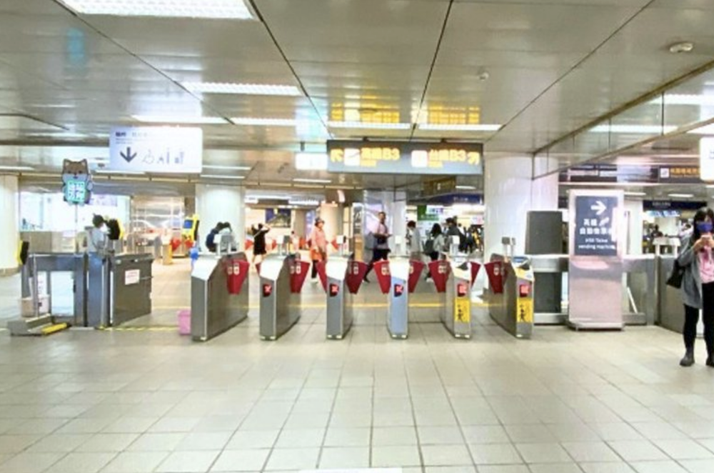 北捷宣布進閘門後勿用行動電源。（圖／台北捷運IG）