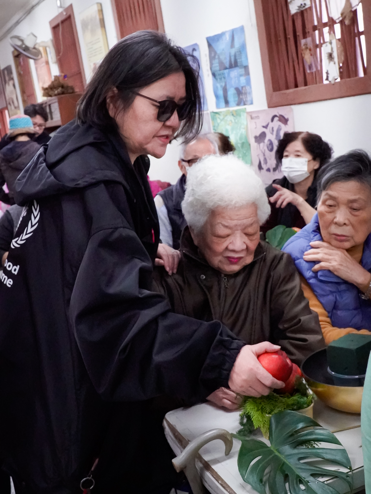 邱瓈寬現身公益活動，陪長輩插花。（圖／寬魚國際提供）