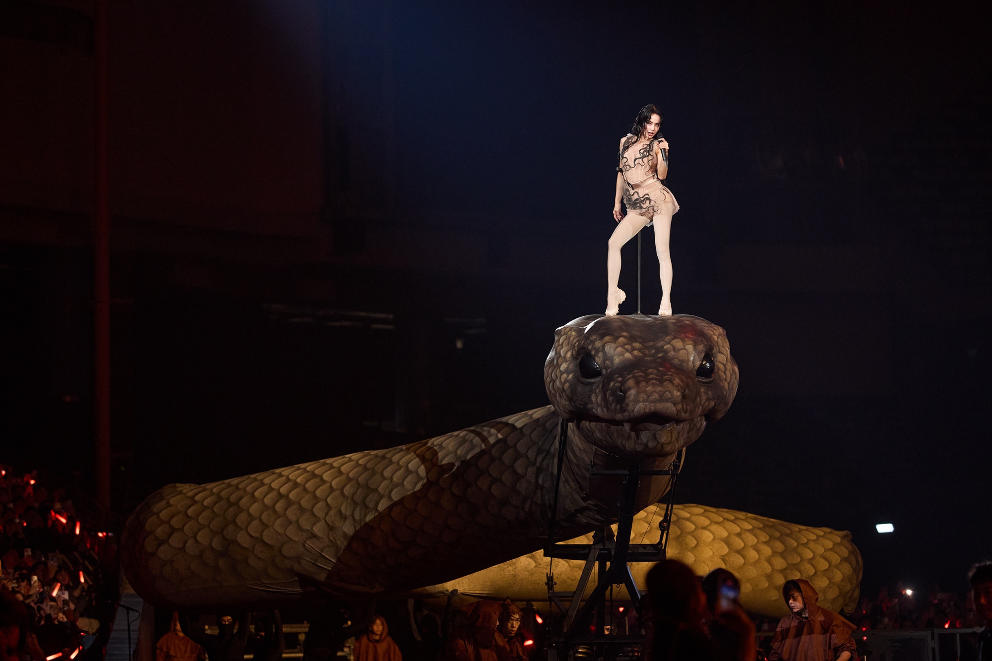 蔡依林表示在靈蛇上面非常刺激，彷彿像是在搭海盜船。（圖／凌時差提供）