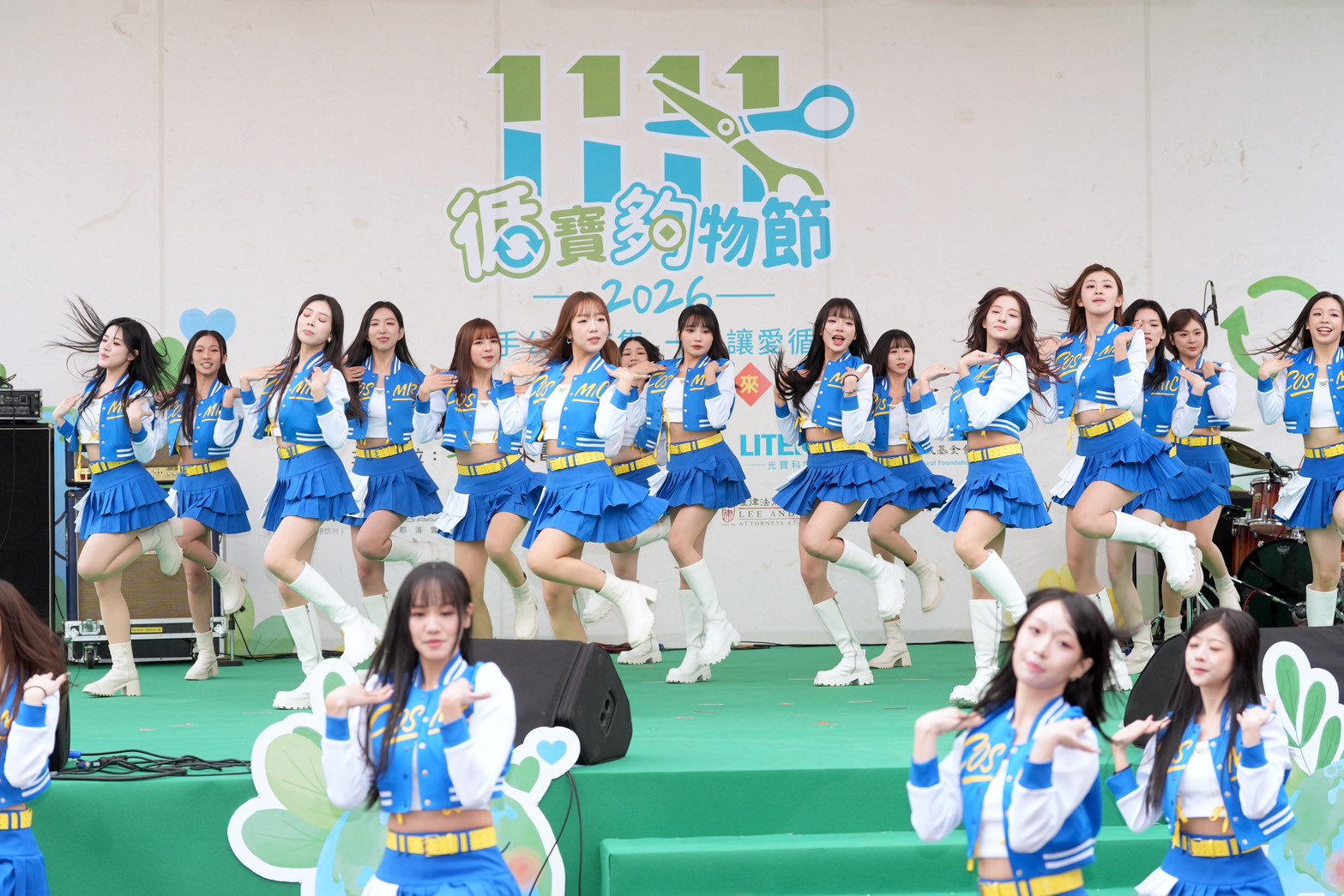 《宇宙啦啦隊》成員在「-1111循寶夠物節」演出。(圖/陳明中攝)