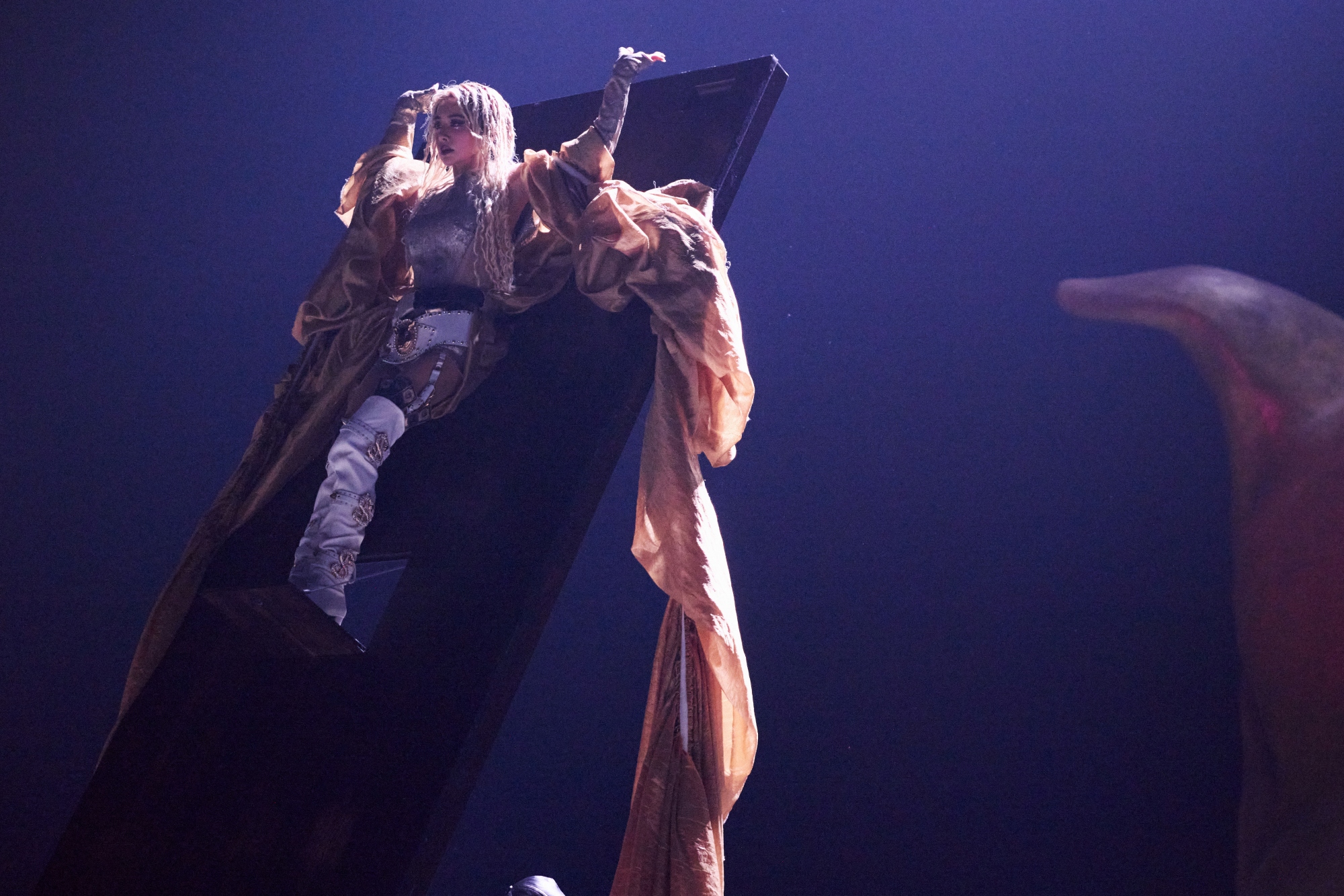 蔡依林將「最後的晚餐」場景搬上舞台，桌巾成了最具挑戰的橋段。（圖／凌時差提供）