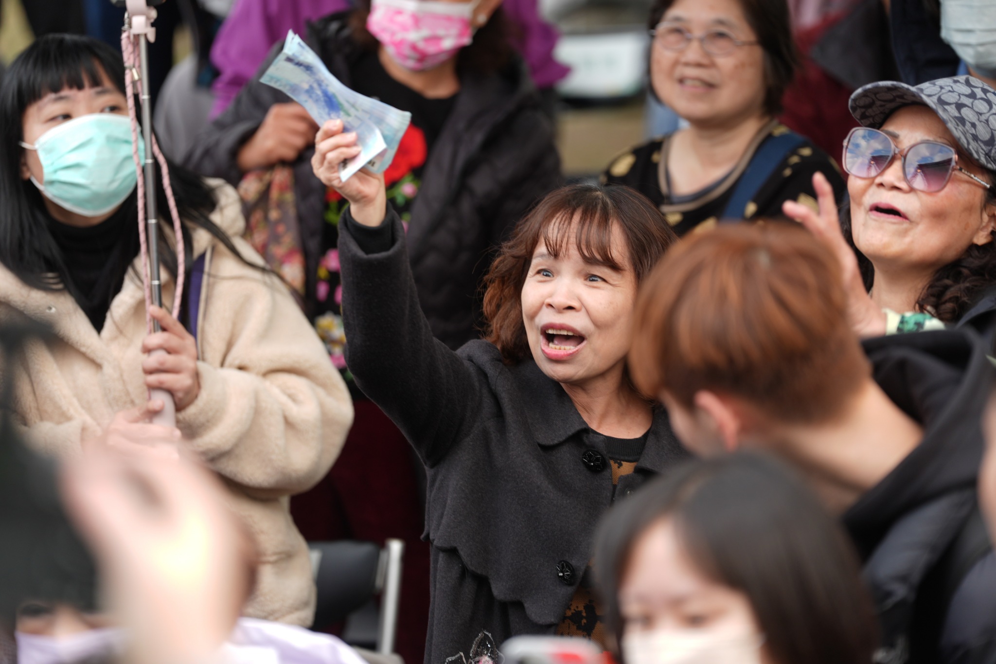 許富凱粉絲掏出3萬元卻沒順利拿下競標物。（圖／記者陳明中攝）