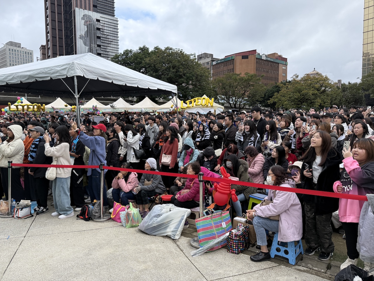 阿嬤團在「怕胖團」粉絲之間乖乖坐著等許富凱登場。（圖／記者陳明中攝）