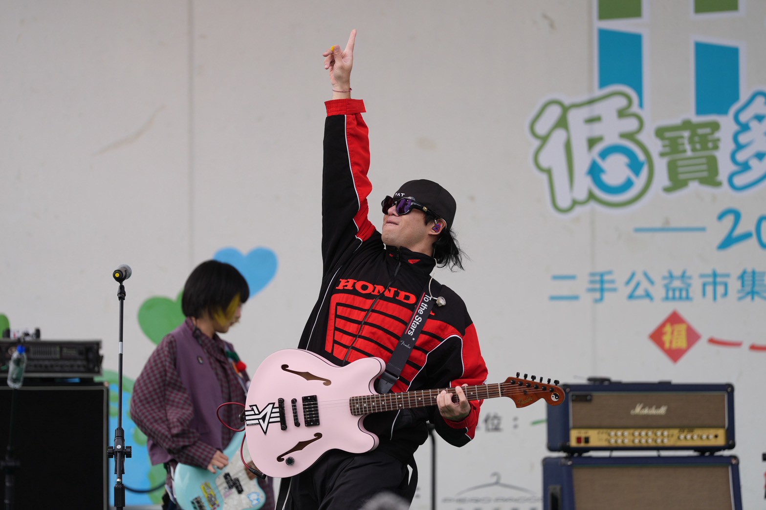 主唱閃亮嗨唱。（圖／記者陳明中攝）