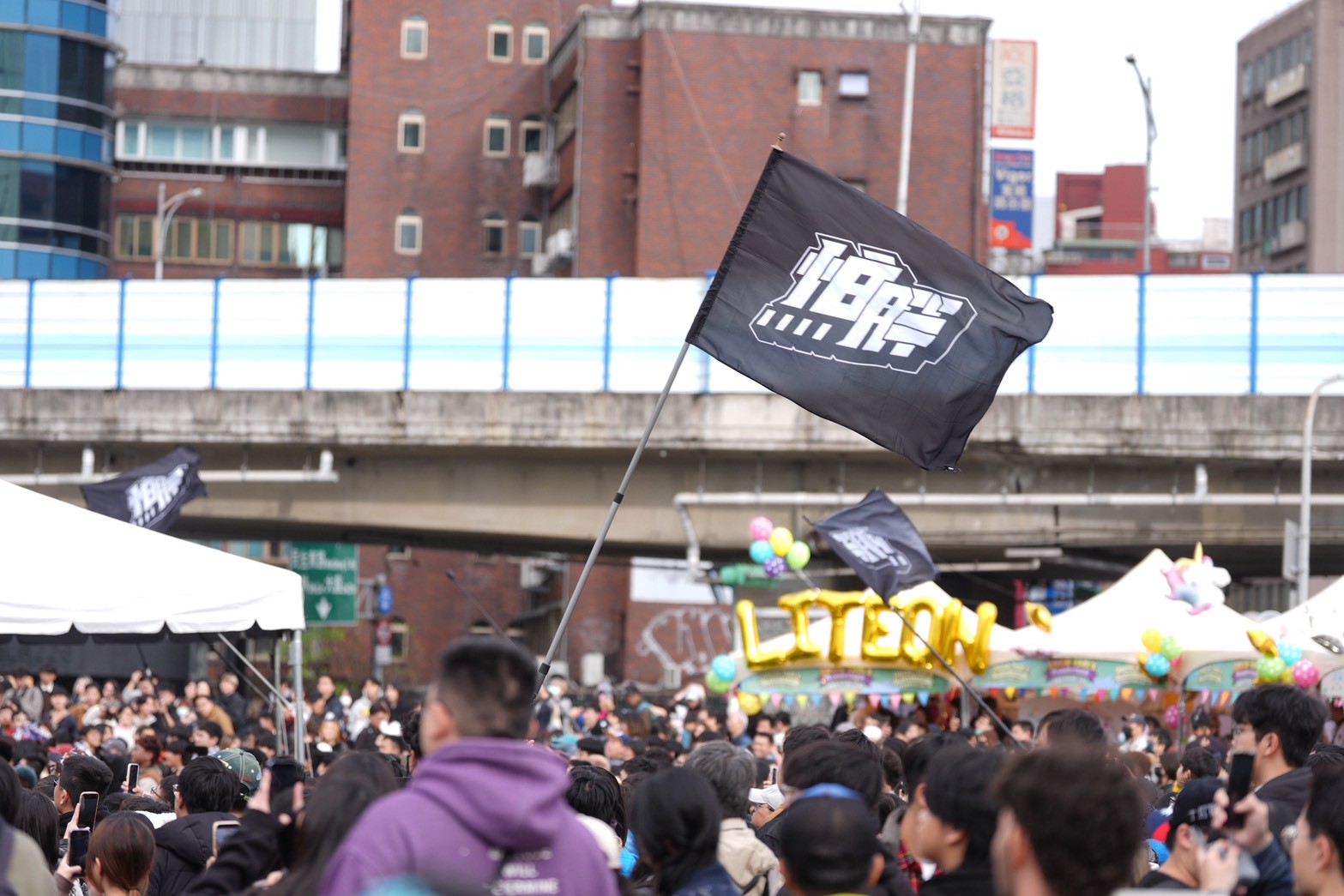 粉絲揮旗應援。（圖／記者陳明中攝）