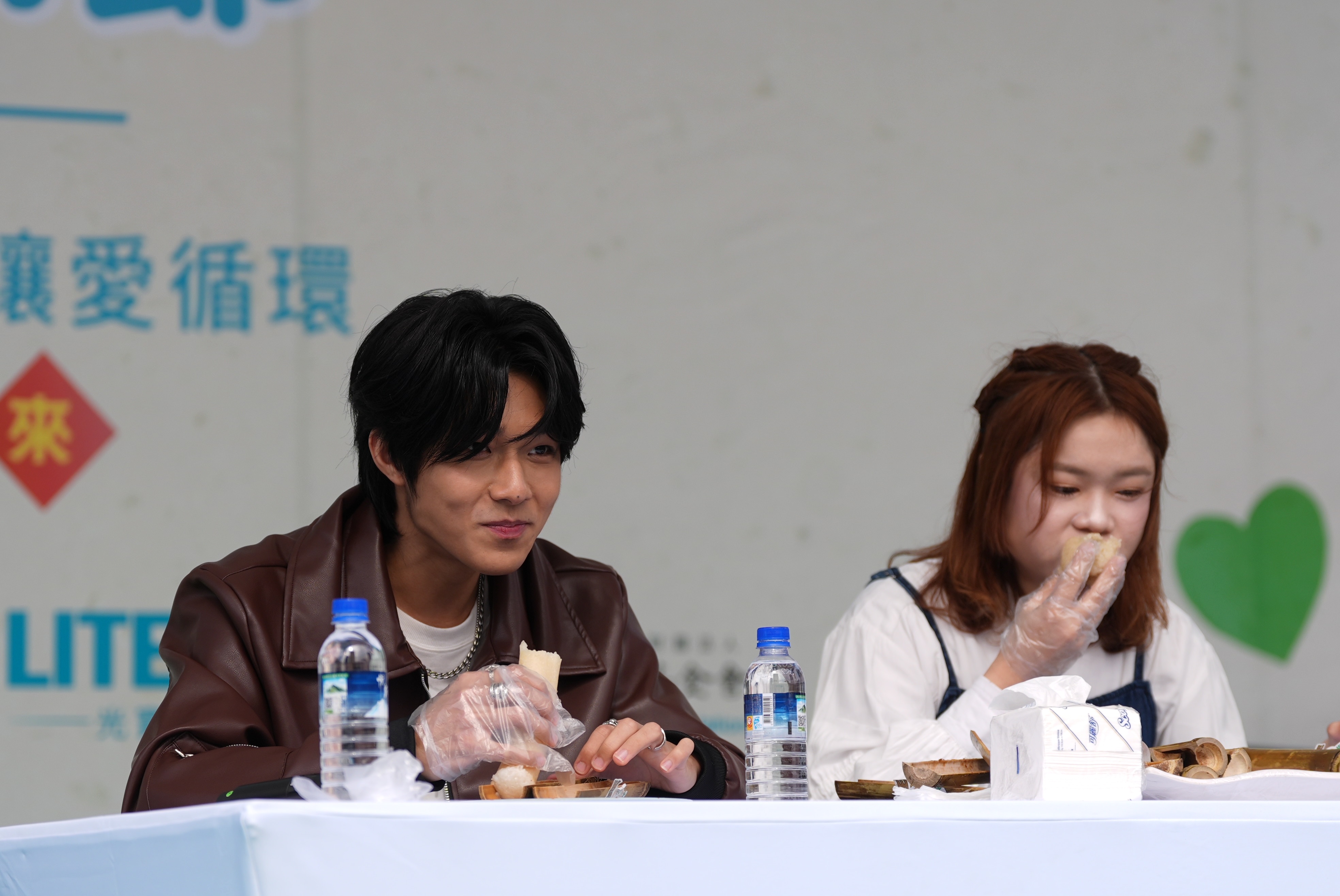 小慧（右）吃得開心，劉宥慳都要吃不下了。（圖／記者陳明中攝）