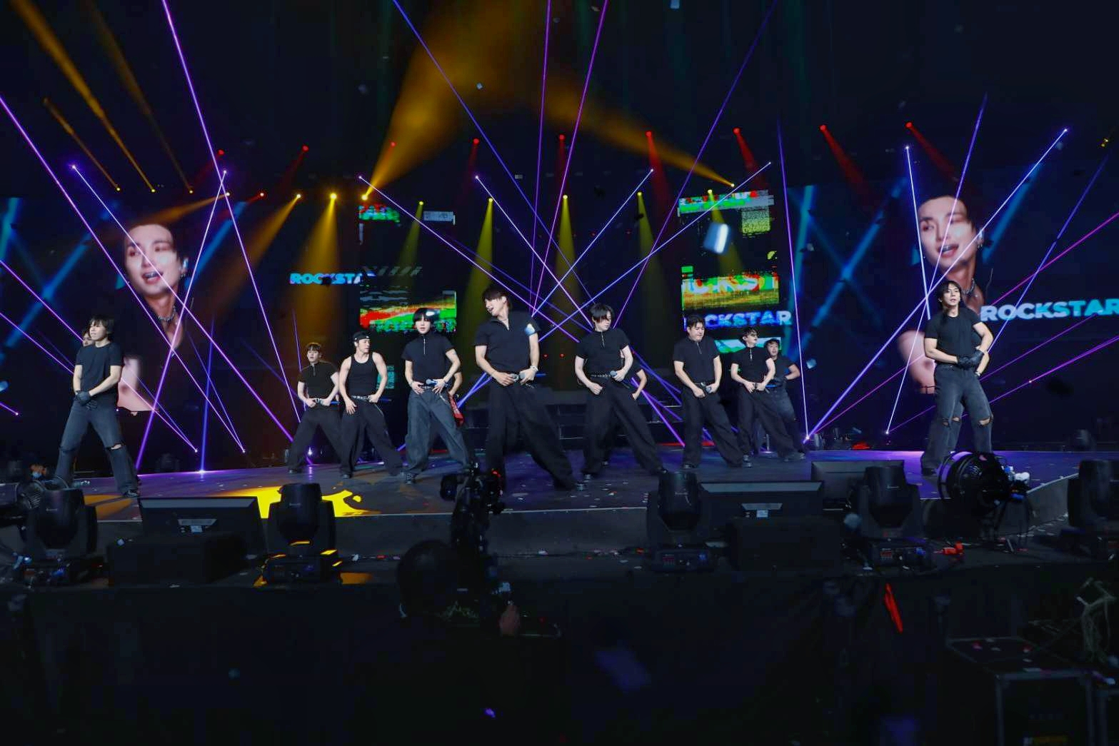 SUPER JUNIOR在高雄開唱，帥氣獻唱多首經典歌曲。（圖／讀者提供）