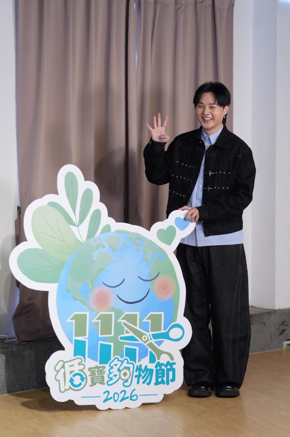 許富凱響應公益活動。（圖／記者陳明中攝）