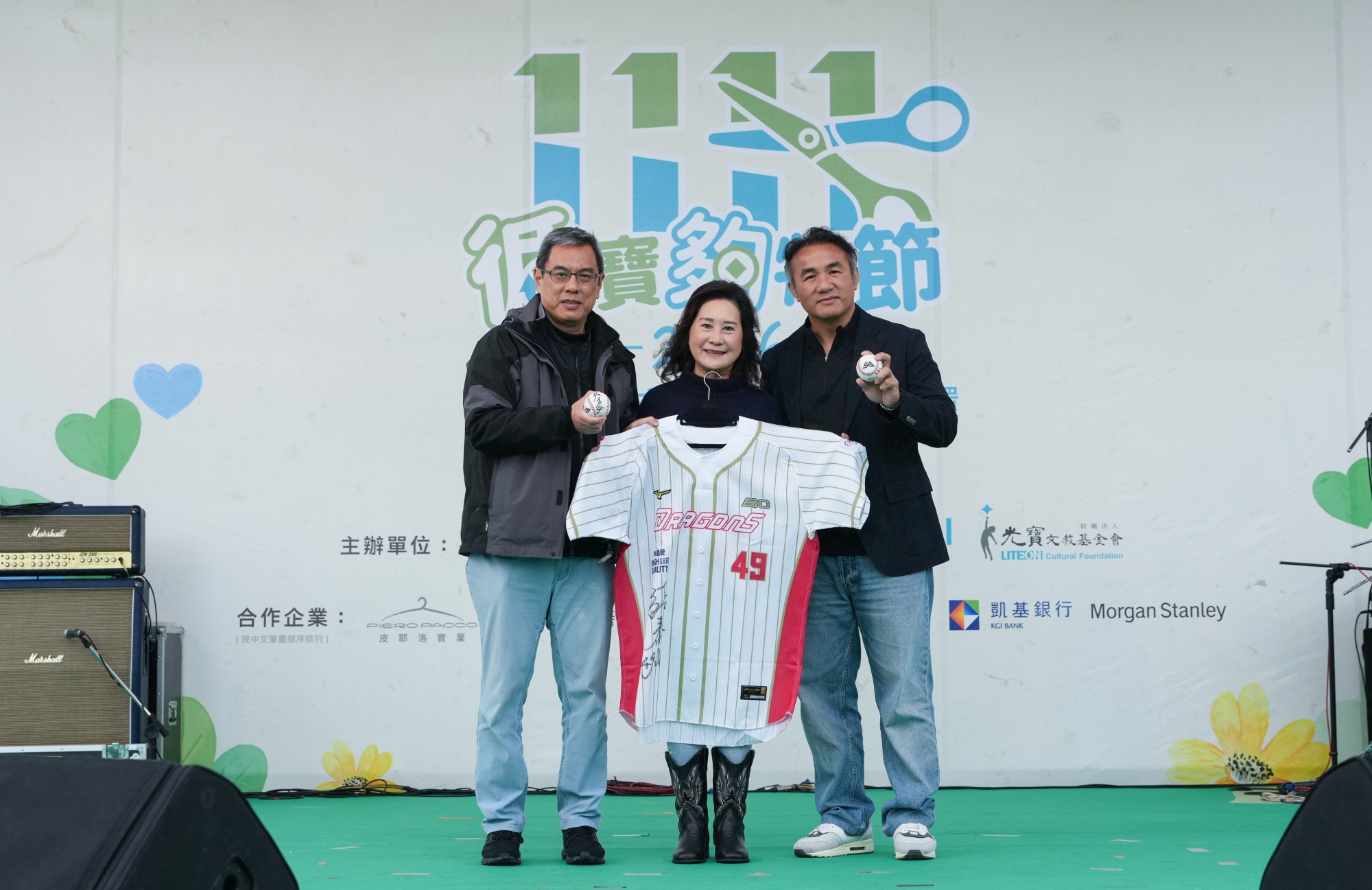 緯來電視網董事長李鐘培（左起）、中華民國徐生明棒球發展協會理事長謝榮瑤、球星張泰山合影。（圖／緯來電視網）