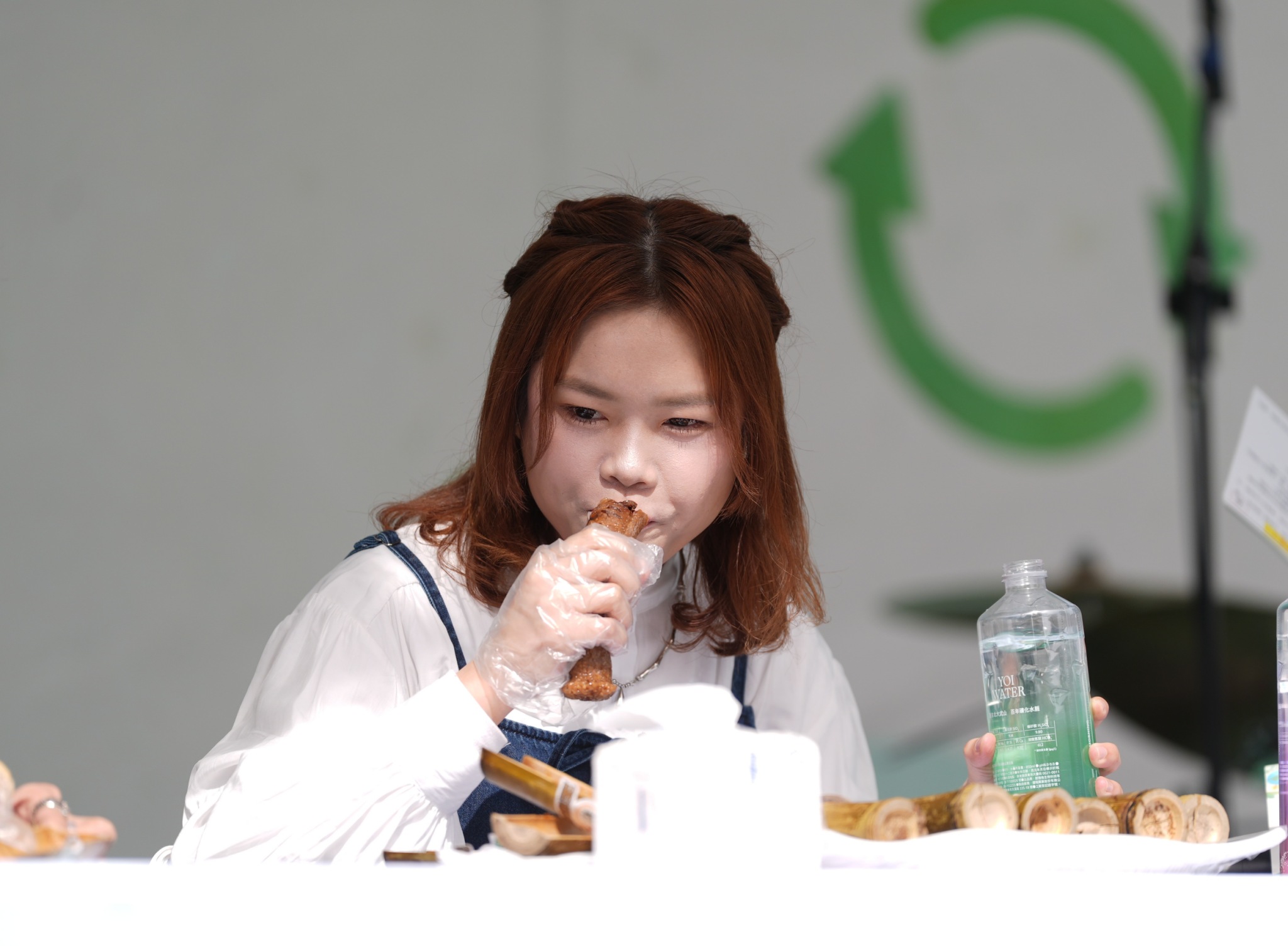 大胃王小慧現場表演吃8支竹筒飯。（圖／陳明中攝）