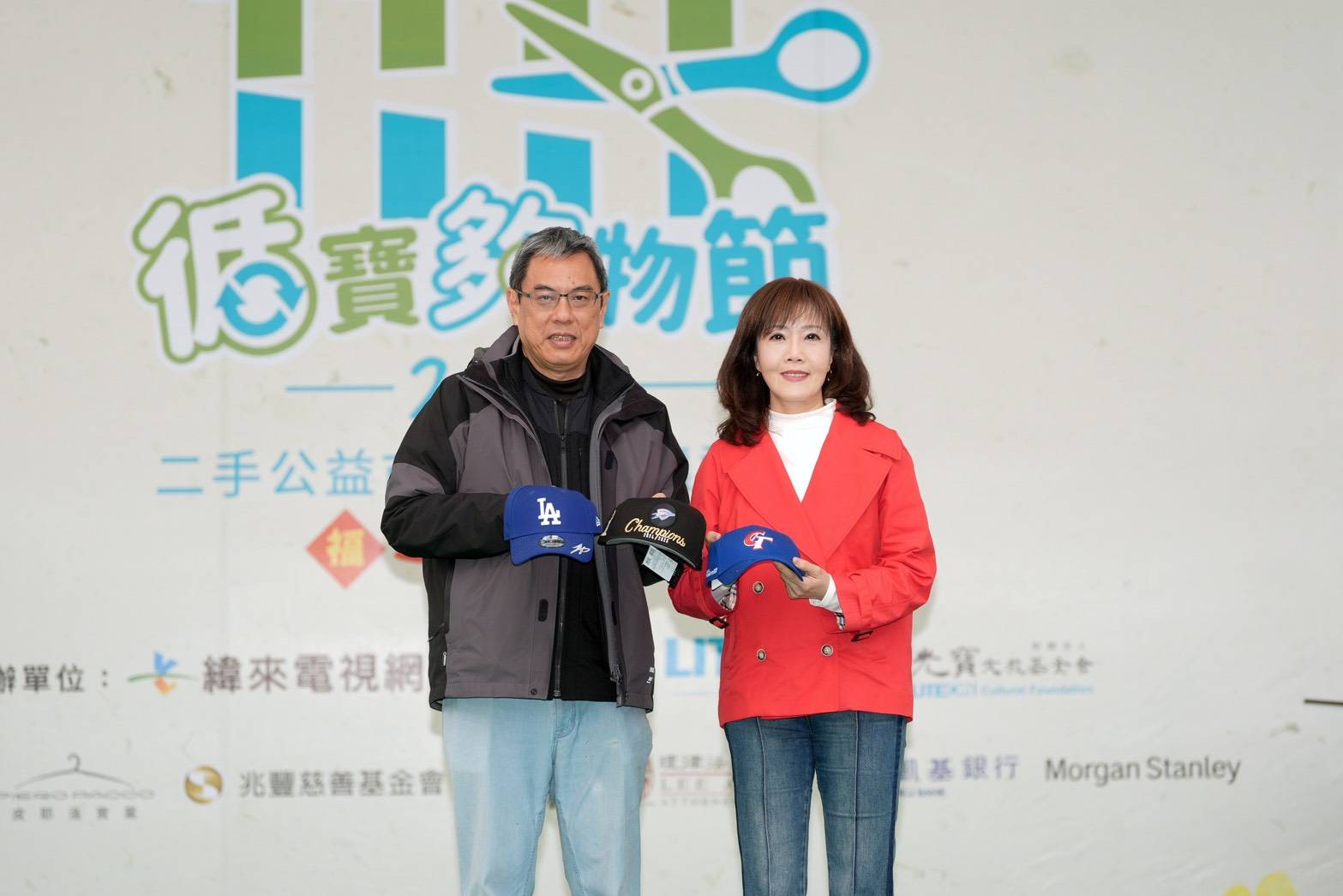 緯來電視網董事長李鐘培與得標者光寶科技企業品牌價值發展中心負責人暨光寶文教基金會執行長張衣宜合影。（圖／陳明中攝）