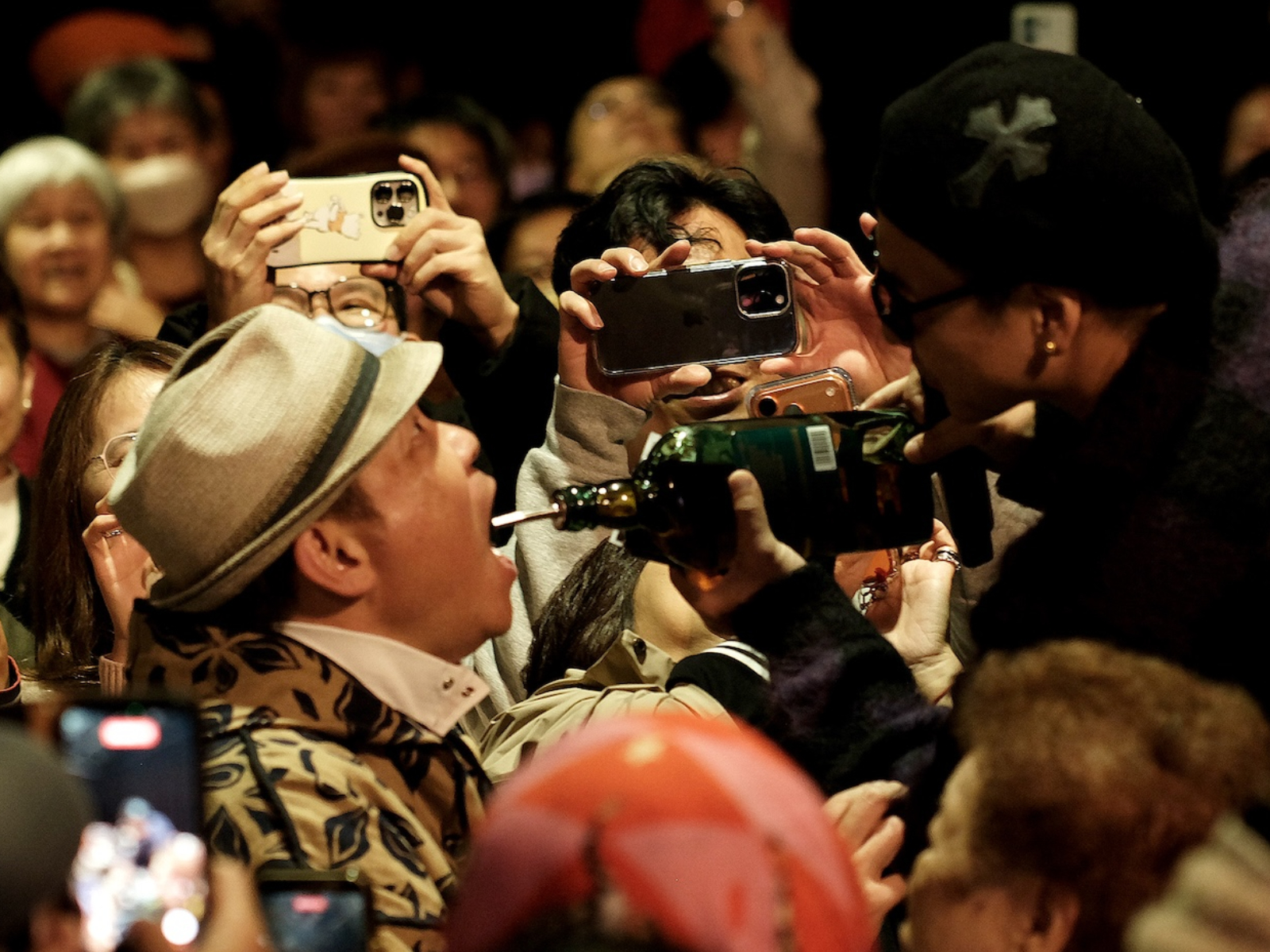 曾國城（左）莫名被強迫喝東西。（圖／媒體棧提供）