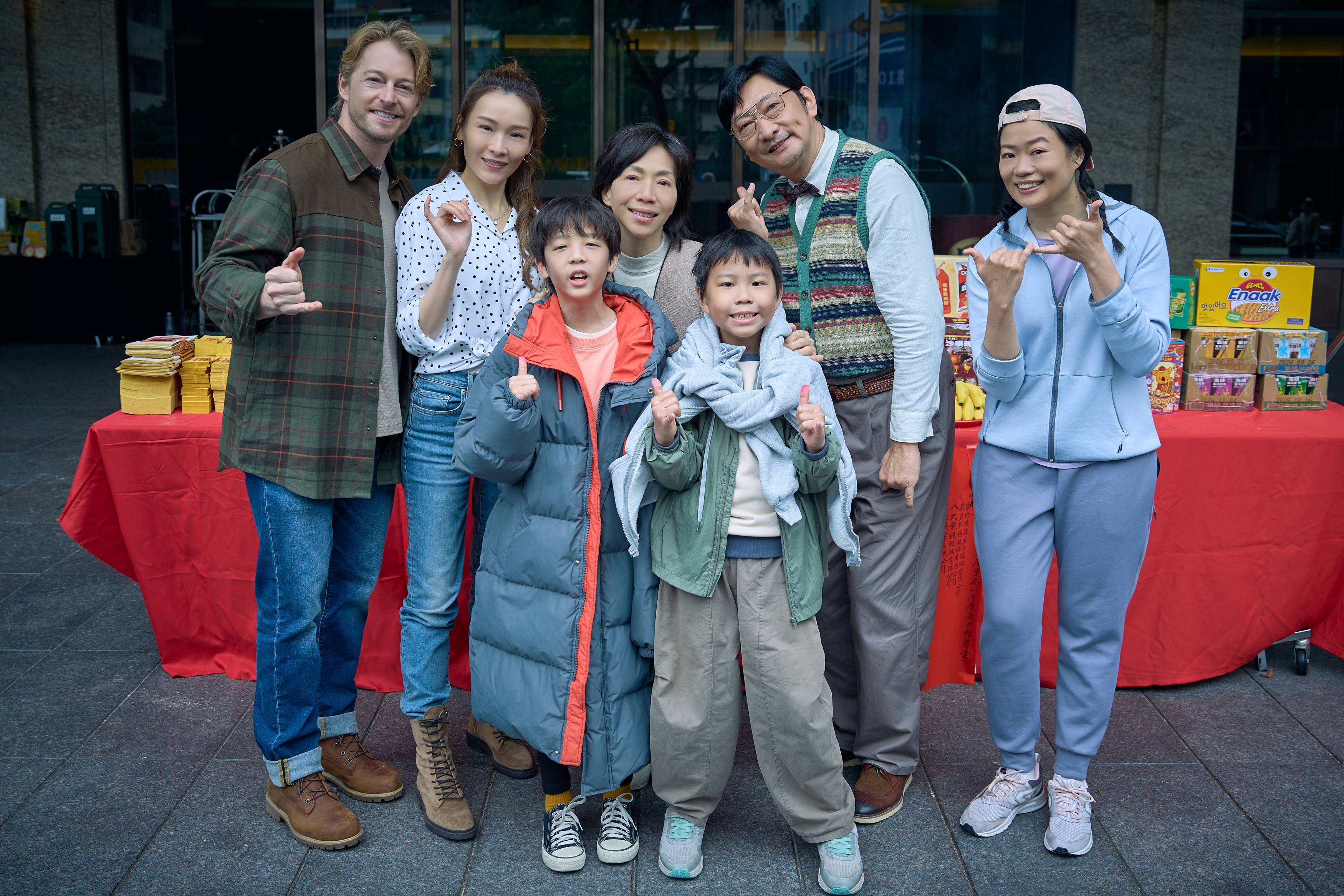 法比歐(左起)、李佳芯、萬芳、九孔、方意如在《哥哥可以跟我打勾勾嗎》同台演出。(圖/柒拾陸號原子提供)