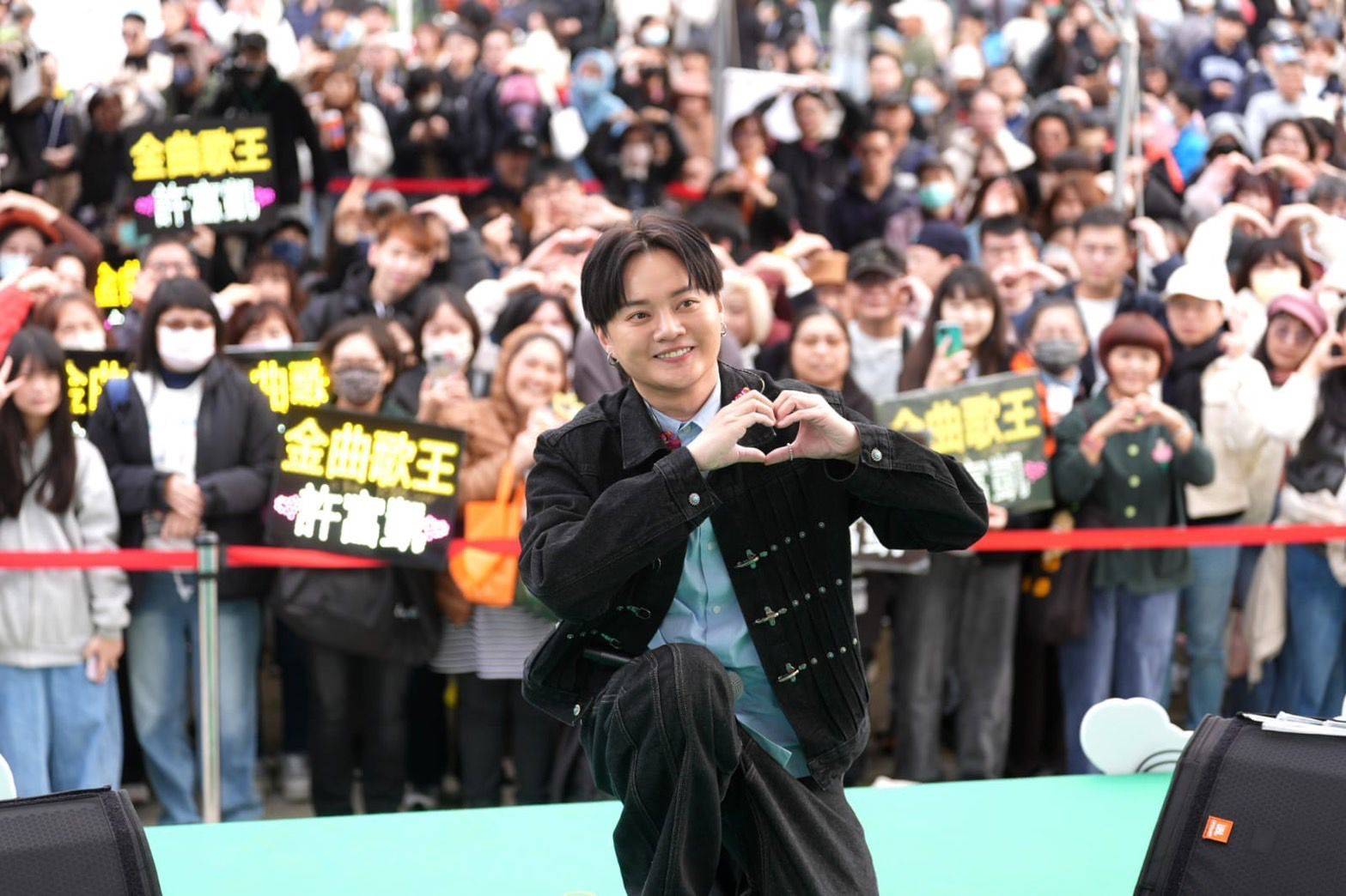 許富凱跟粉絲合照。（圖／記者陳明中攝）