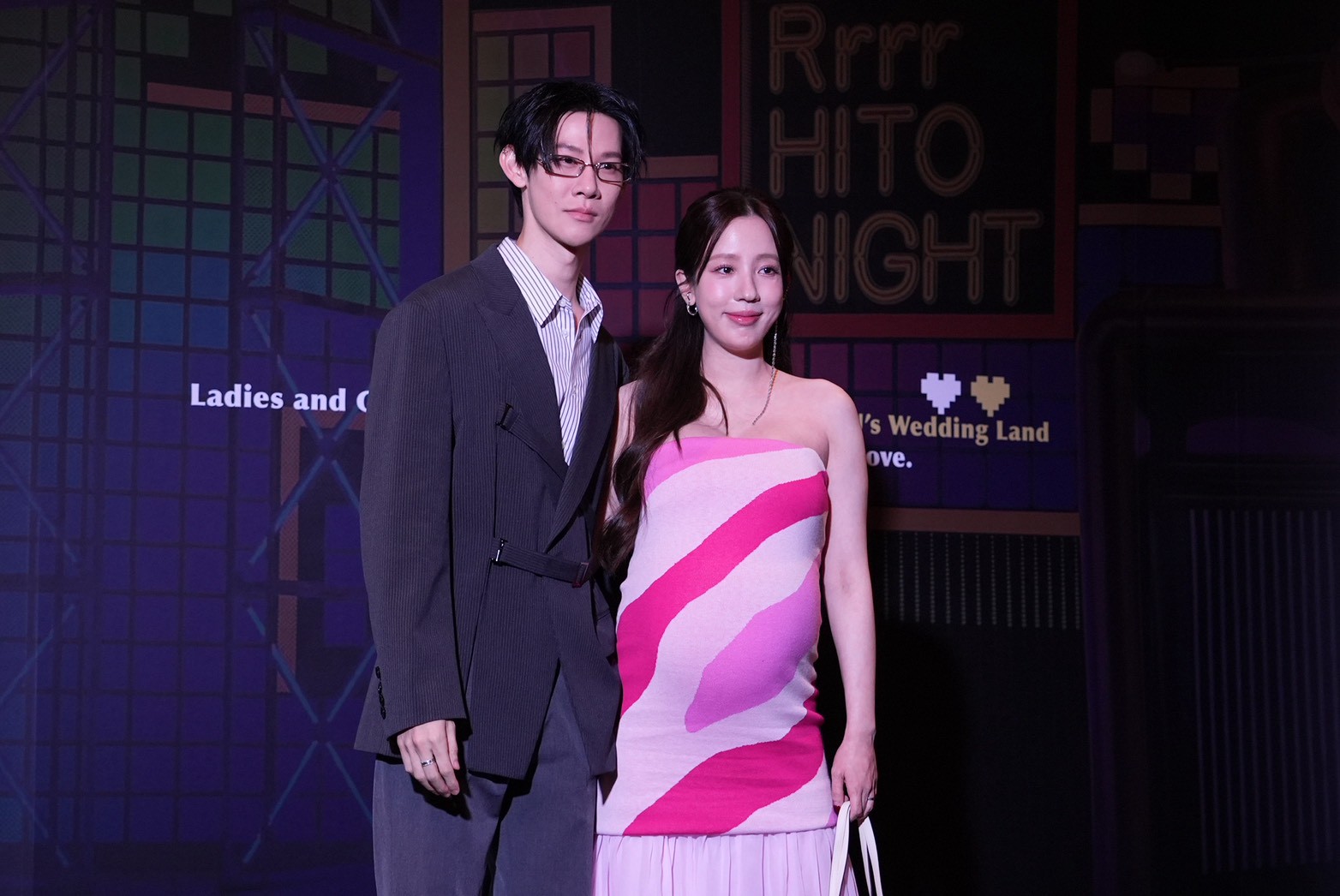 夏和熙牽著挺著8個月大孕肚的好友愛雅一同出席婚禮。(圖/記者許方正攝)