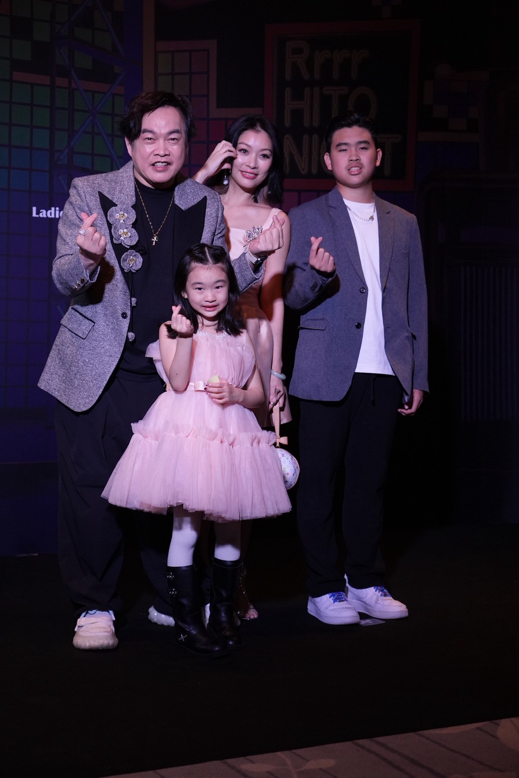 康康一家四口參加婚禮。(圖/記者許方正攝)