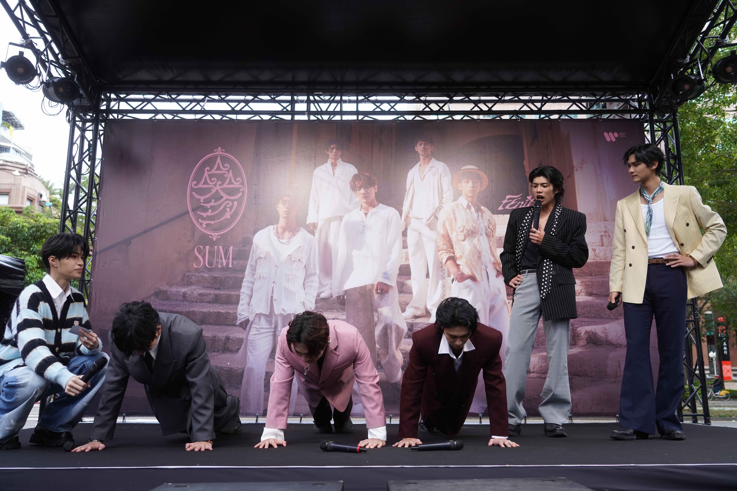 浦洋與峻廷也當場化身嚴格學長，請三位學弟依照學長口令現場挑戰伏地挺身。（圖／華納音樂提供）