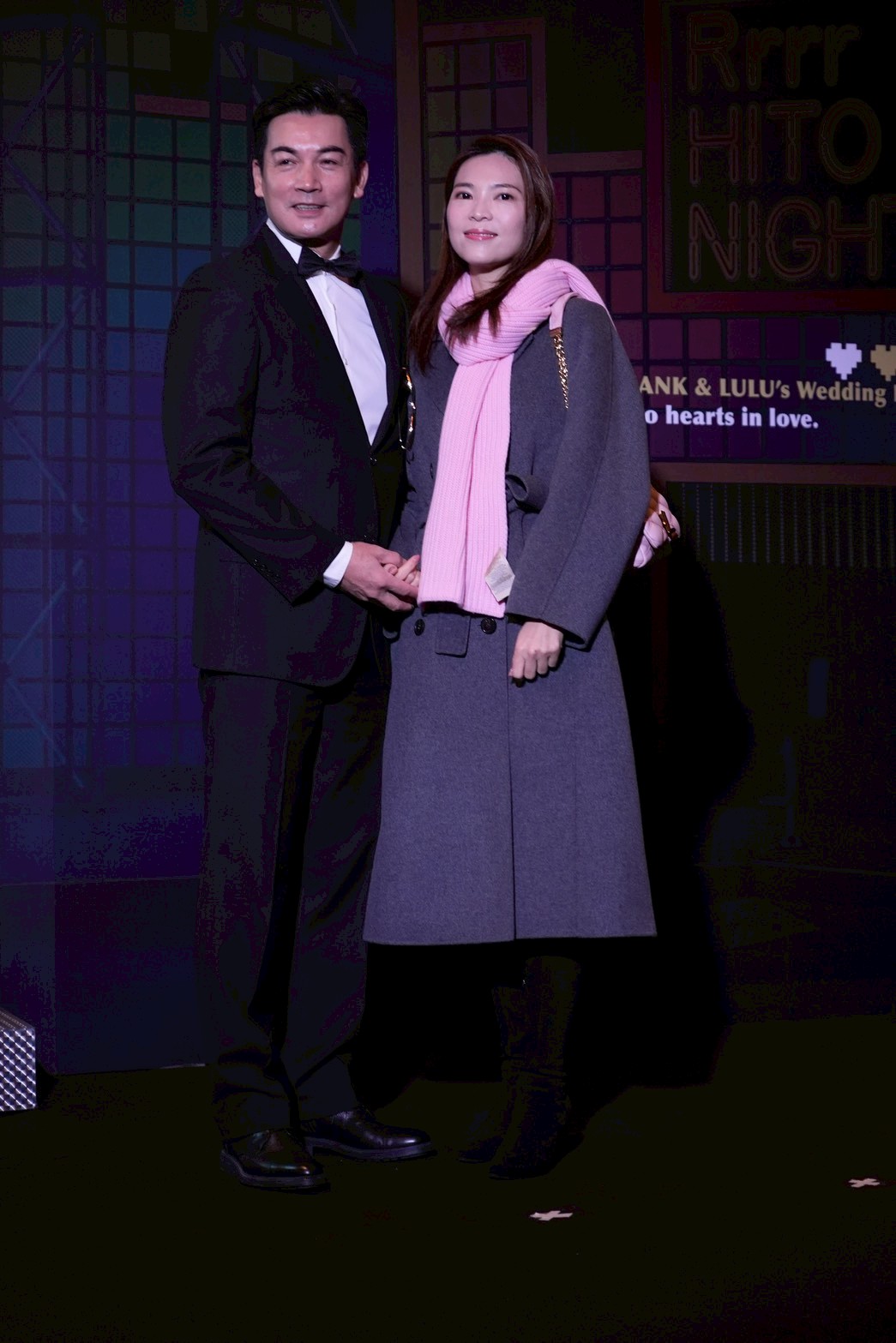 伊正帶著老婆獻上祝福。(圖/記者許方正攝)