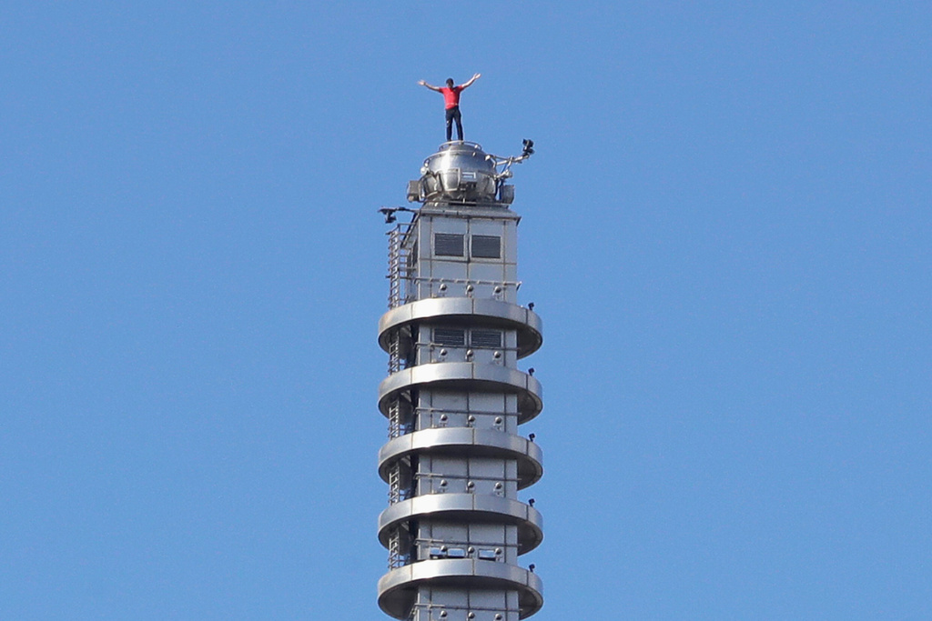艾力克斯霍諾德成功挑戰徒手攀爬台北101,並登頂。(圖/AP/達志)