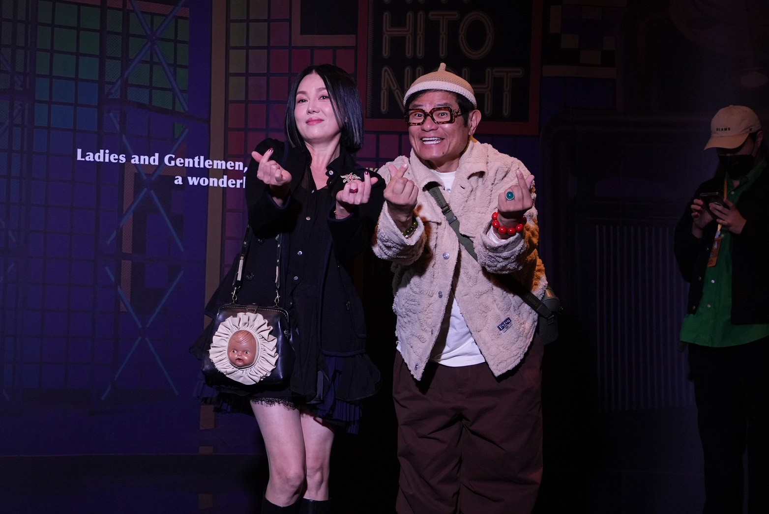 苗可麗(左)和許效舜沾沾喜氣。(圖/記者許方正攝)