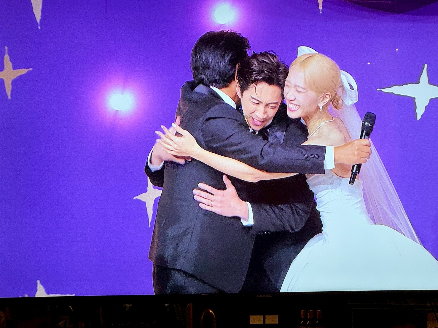 吳宗憲致詞完和新人抱抱。(圖/記者許方正攝)