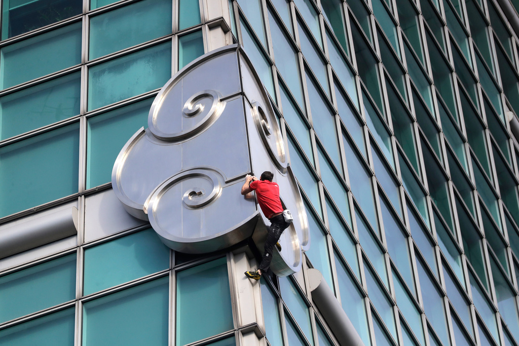 艾力克斯霍諾德完成徒手攀爬台北101的壯舉。（圖／AP／達志）