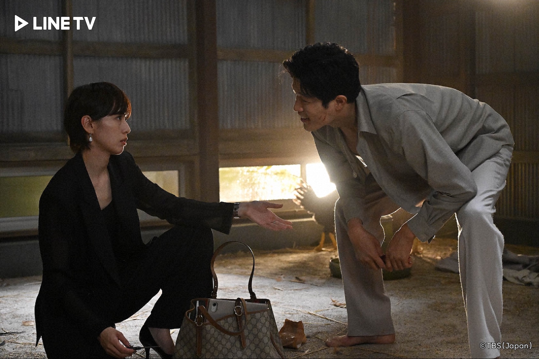 《REBOOT》戶田惠梨香（左）劇中協助鈴木亮平換臉重啟人生。（圖／LINE TV提供）