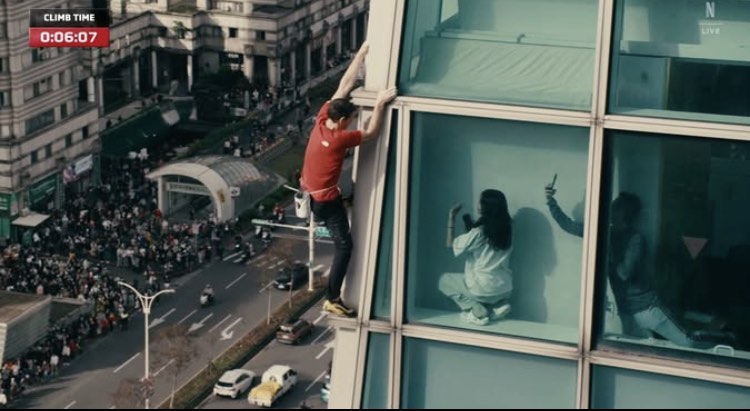 女子在室內拍攝霍諾德，被部分網友認為是種干擾。（圖／翻攝自Threads）