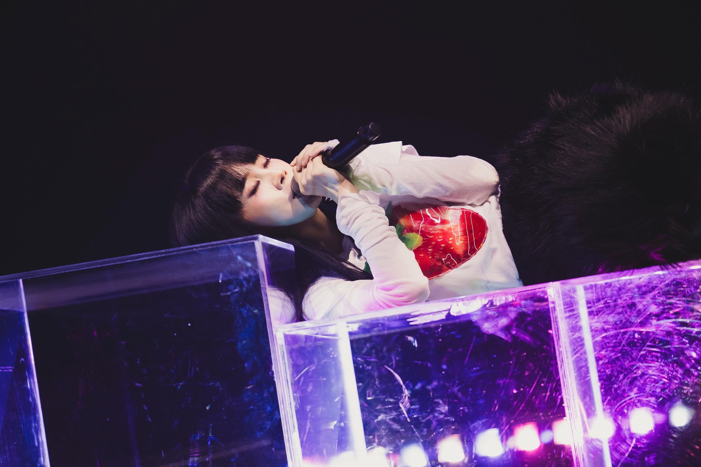 白安躺透明數羊床上，躺唱〈我該用什麼才能留住你〉。（圖／相信音樂提供）