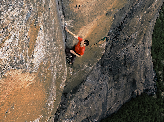 艾力克斯霍諾德曾徒手驚險攀登優勝美地酋長岩。（圖／Disney+提供）