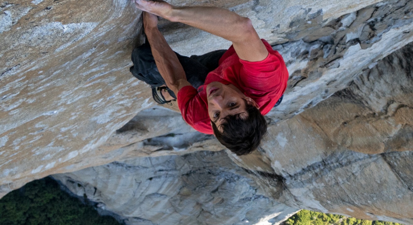艾力克斯霍諾德曾徒手驚險攀登優勝美地酋長岩。（圖／Disney+提供）