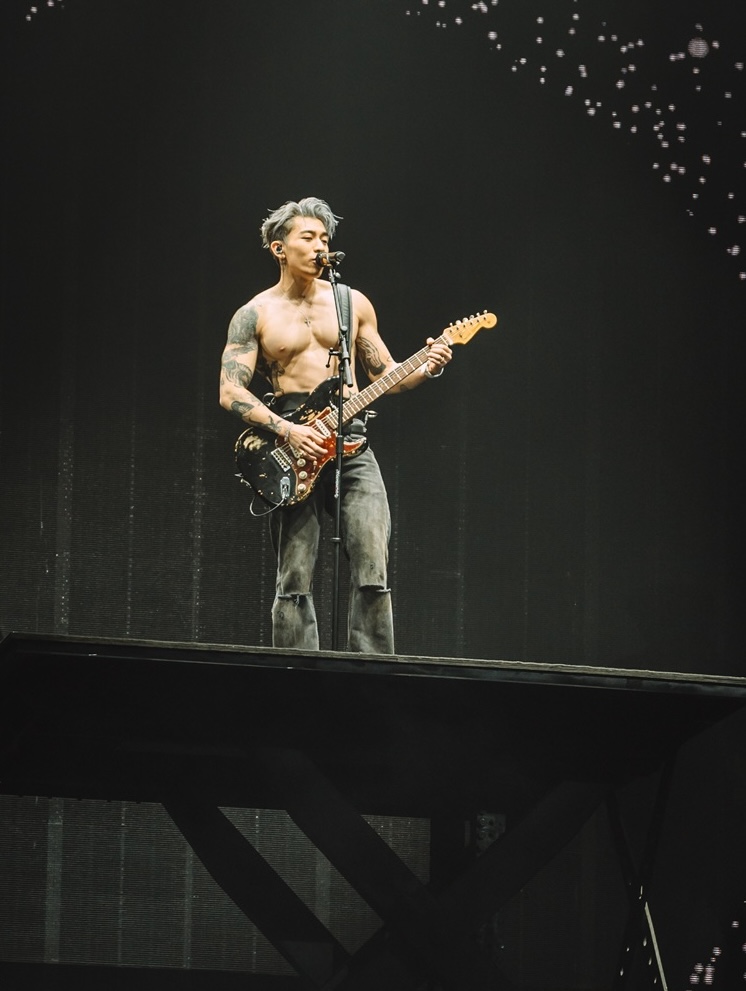 Tyson Yoshi裸上身彈吉他。（圖／Just Kidding Limited提供）